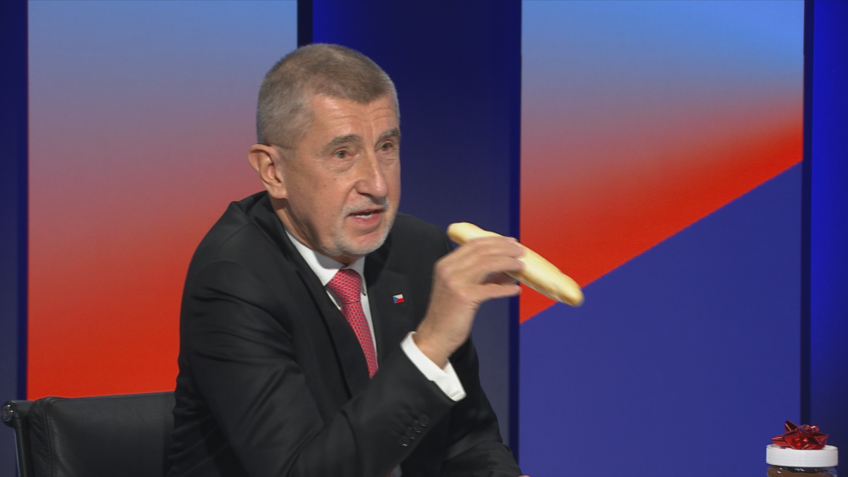 Andrej Babiš a Petr Fiala v pořadu Za pět dvanáct - Babiš přinesl Fialovi rohlík s Nutellou (10/10)