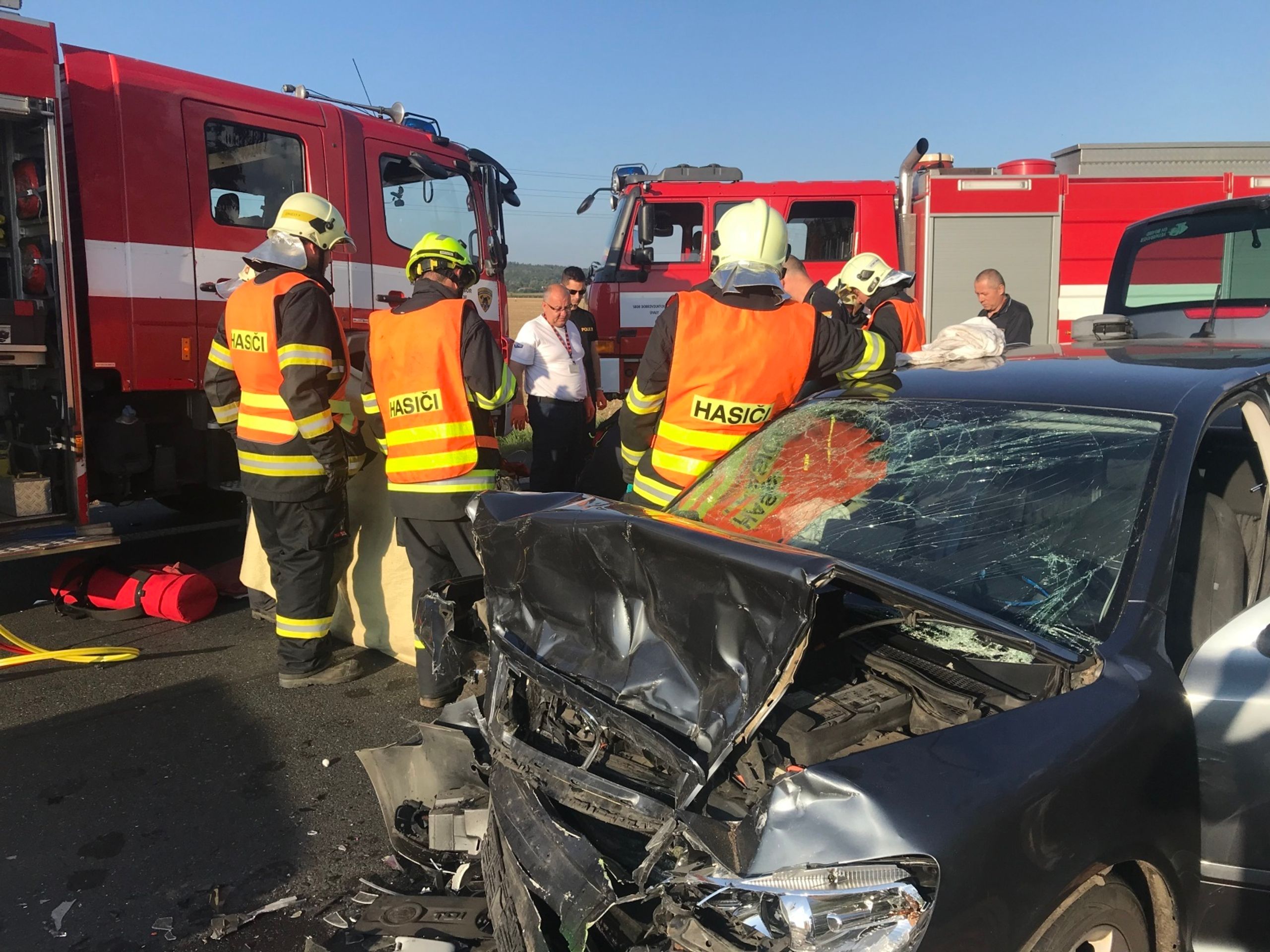 Při čelní srážce na Kolínsku se zranilo pět lidí - 13 - GALERIE: Při čelním střetu dvou aut na Kolínsku se zranilo pět lidí (6/18)