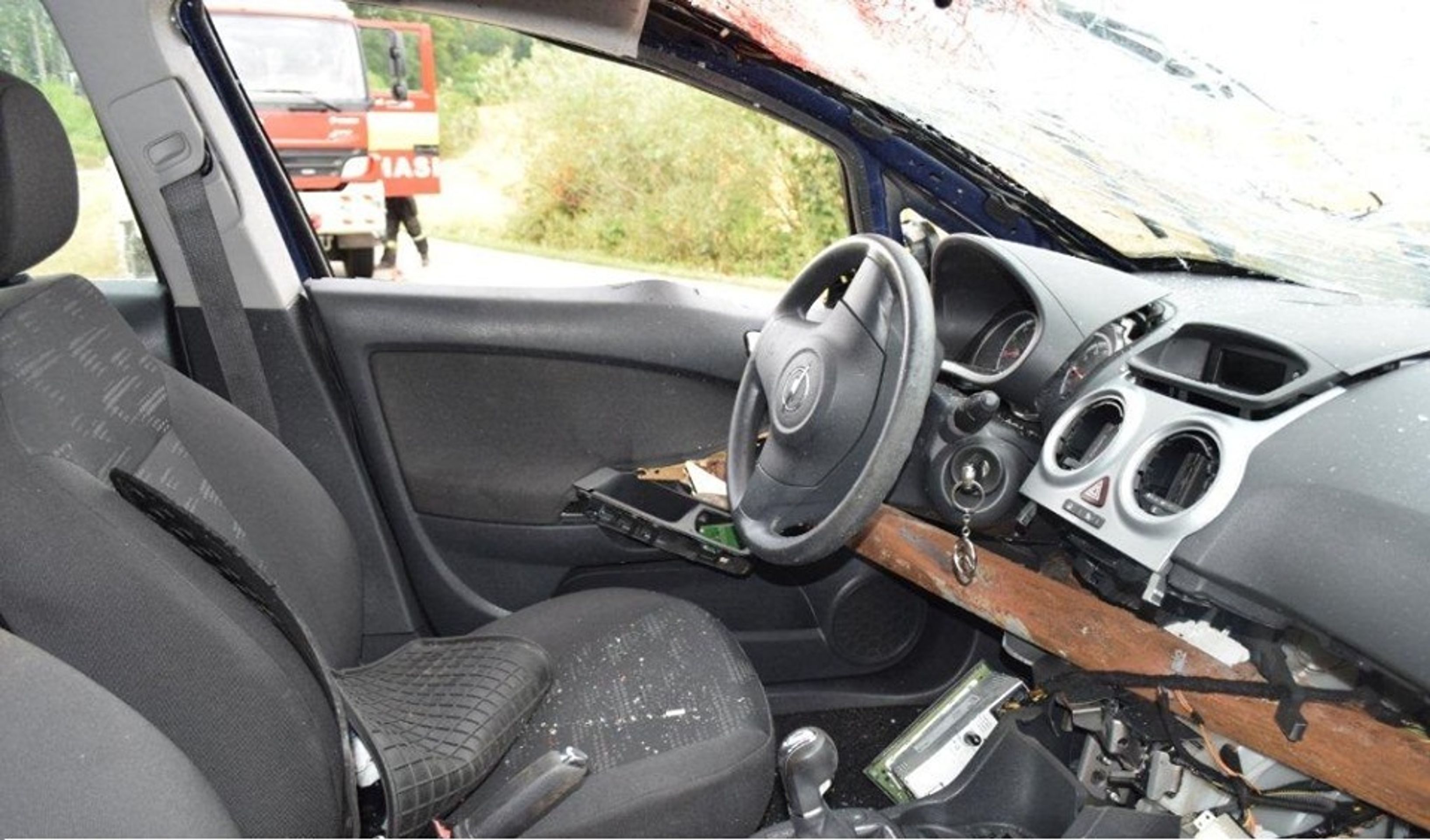 Tyč propíchla auto - 3 - GALERIE: Tyč propíchla auto (3/4)