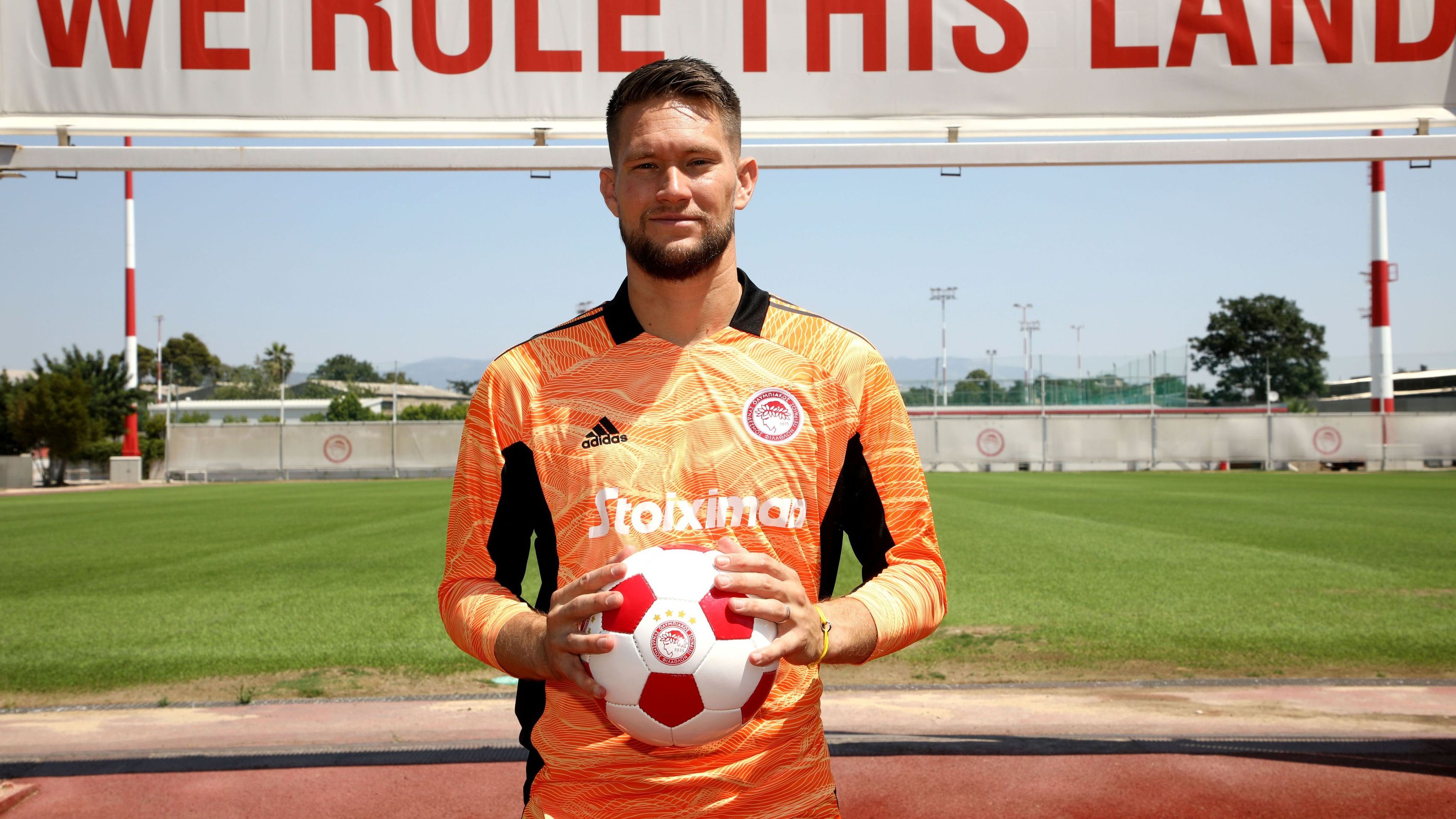 Tomáš Vaclík v dresu Olympiakosu - Tomáš Vaclík se představil v dresu Olympiakosu (1/5)