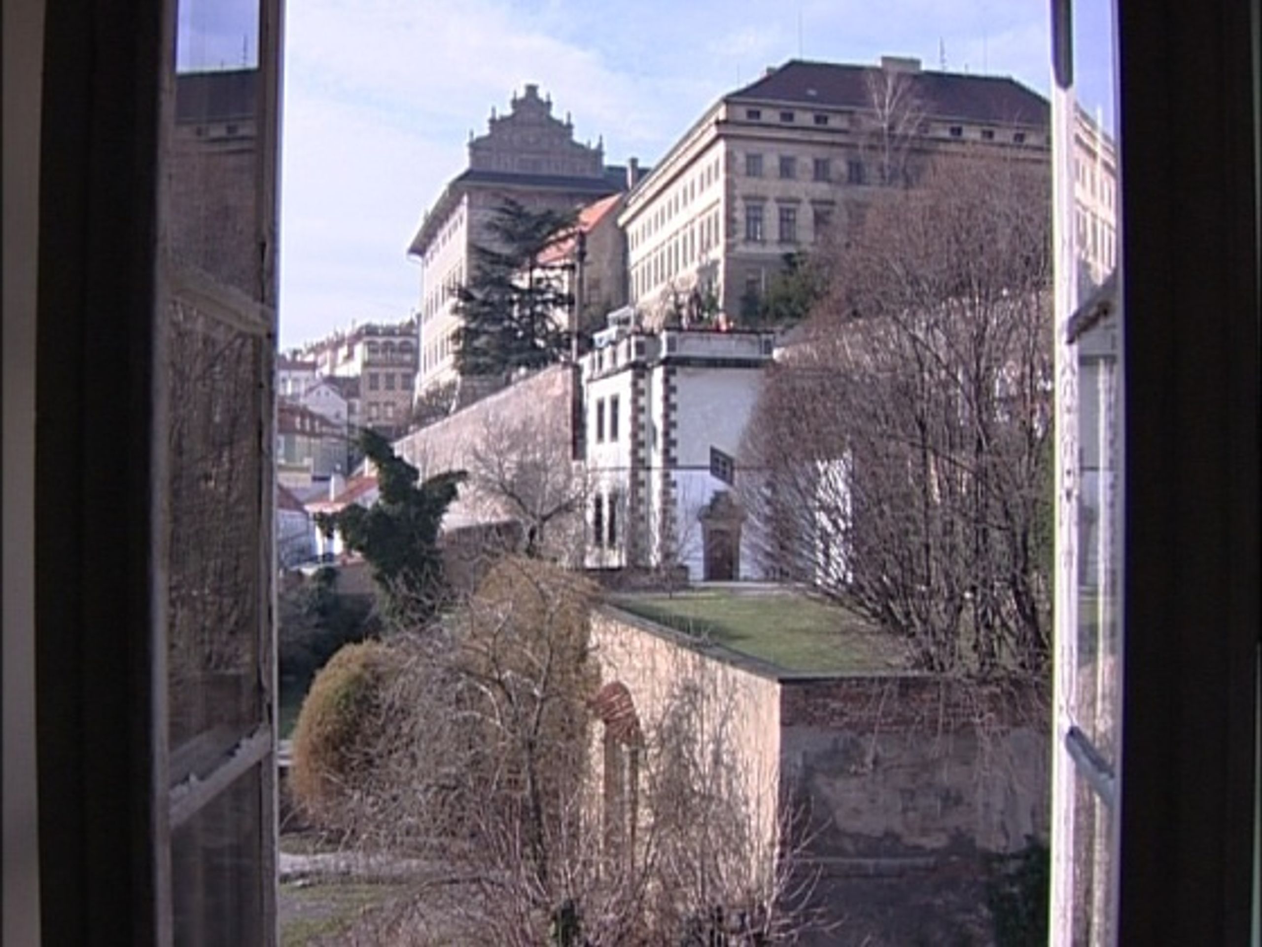 Barokní klášter na Malé Straně - Zmatky na vnitru: Smlouva o směně domů je údajně neplatná (1/3)