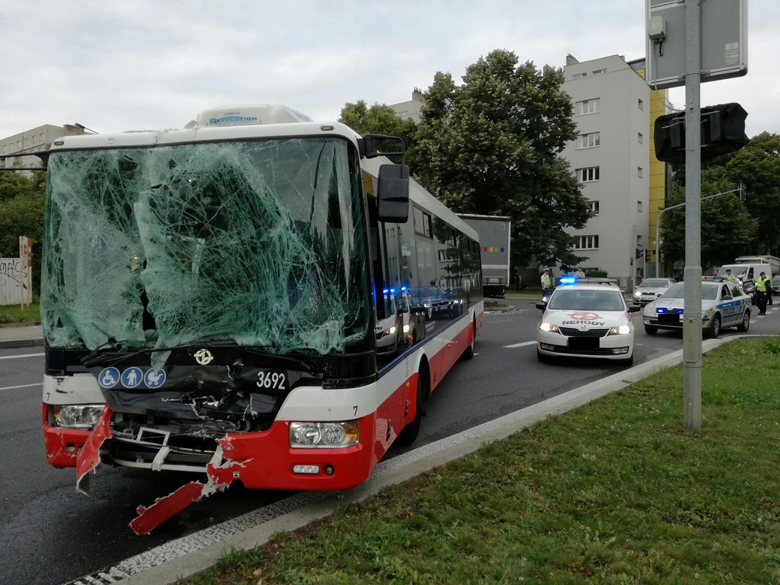 Srážka autobusu a kamionu v Praze - 5 - GALERIE: Nehoda kamionu a autobusu v Praze (5/9)
