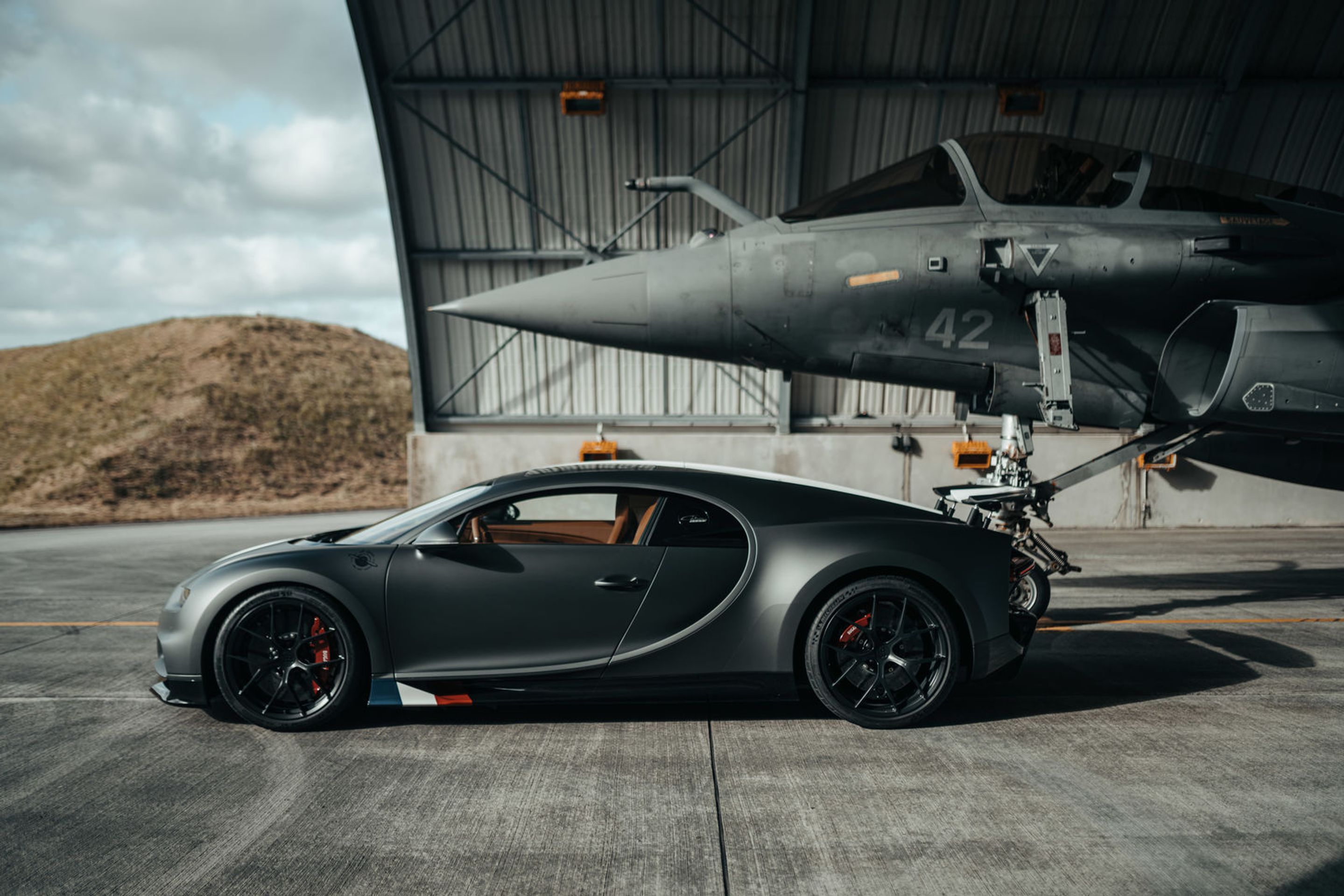 Bugatti Chiron Sport vs. armádní stíhačka - 25 - Fotogalerie: Bugatti Chiron Sport vyzval vojenskou stíhačku (1/13)