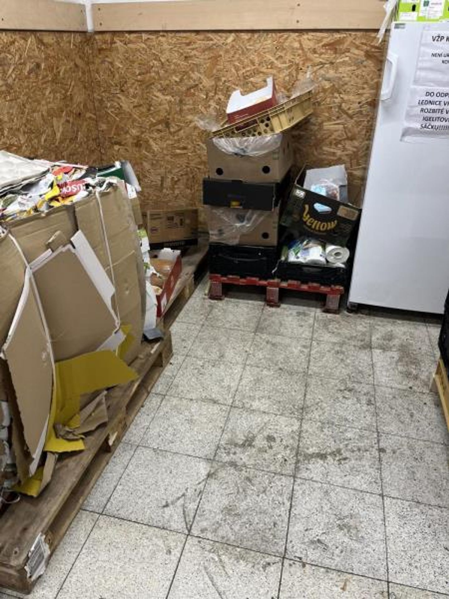 Uzavřené prostory hlavního skladu v Penny, Litoměřice (3) - Uzavřené obchody za poslední měsíce (48/54)