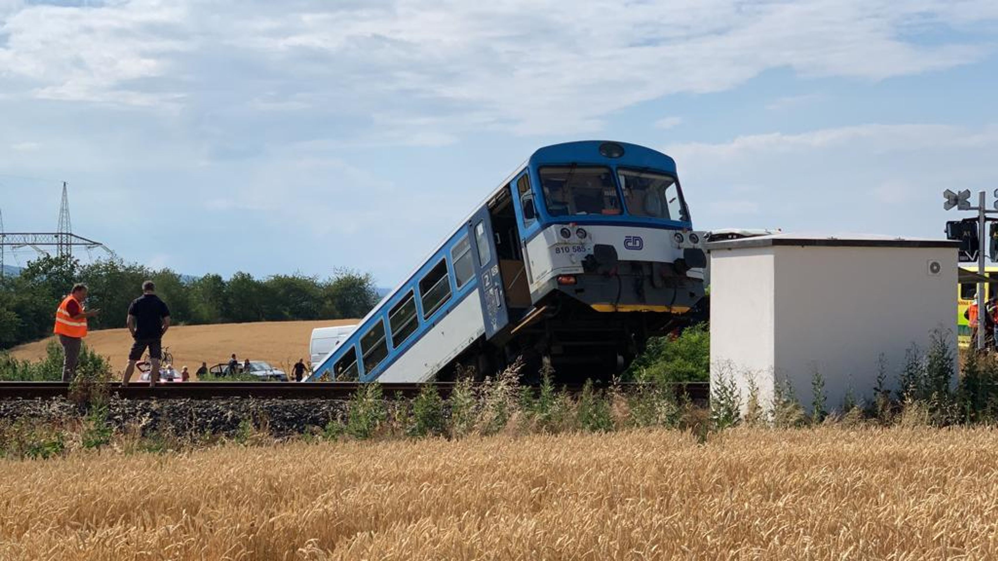 Srážka vlaku s dodávkou na Rakovnicku - 6 - GALERIE: Tragická nehoda na přejezdu u obce Příčina (6/11)