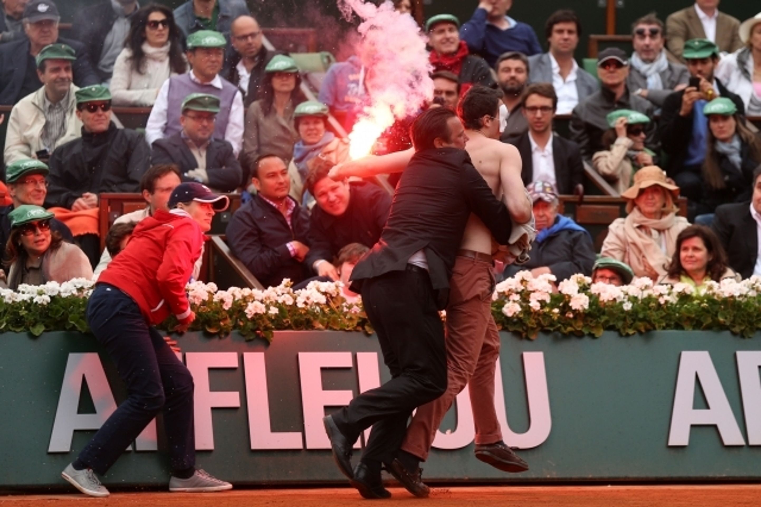 Narušitel s ohněm na French Open - 8 - GALERIE: Oheň a dýmovnice na French Open (10/15)
