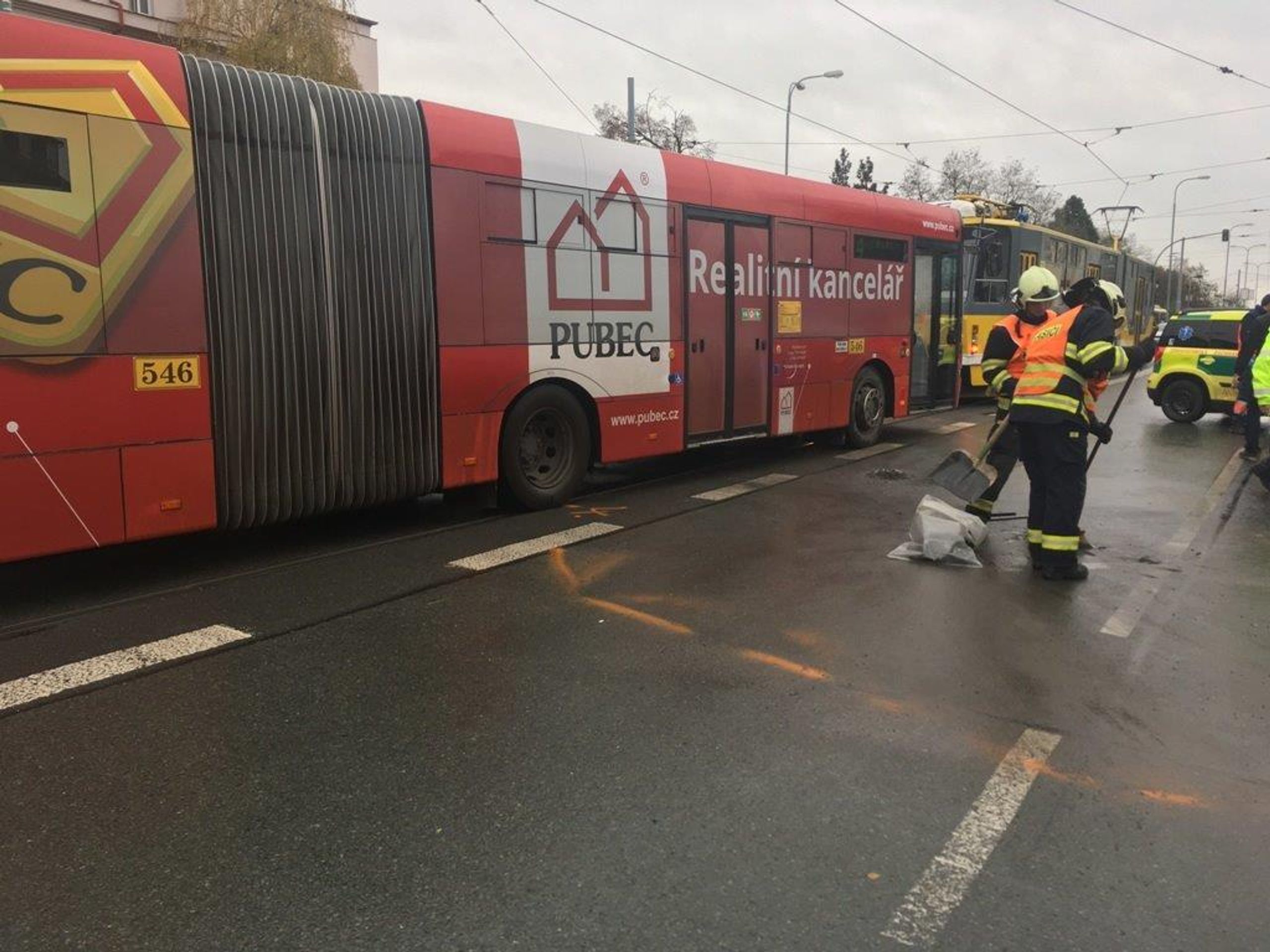 Nehoda tramvaje a autobusu v Plzni - 7 - GALERIE: Nehoda tramvaje a autobusu v Plzni (7/7)