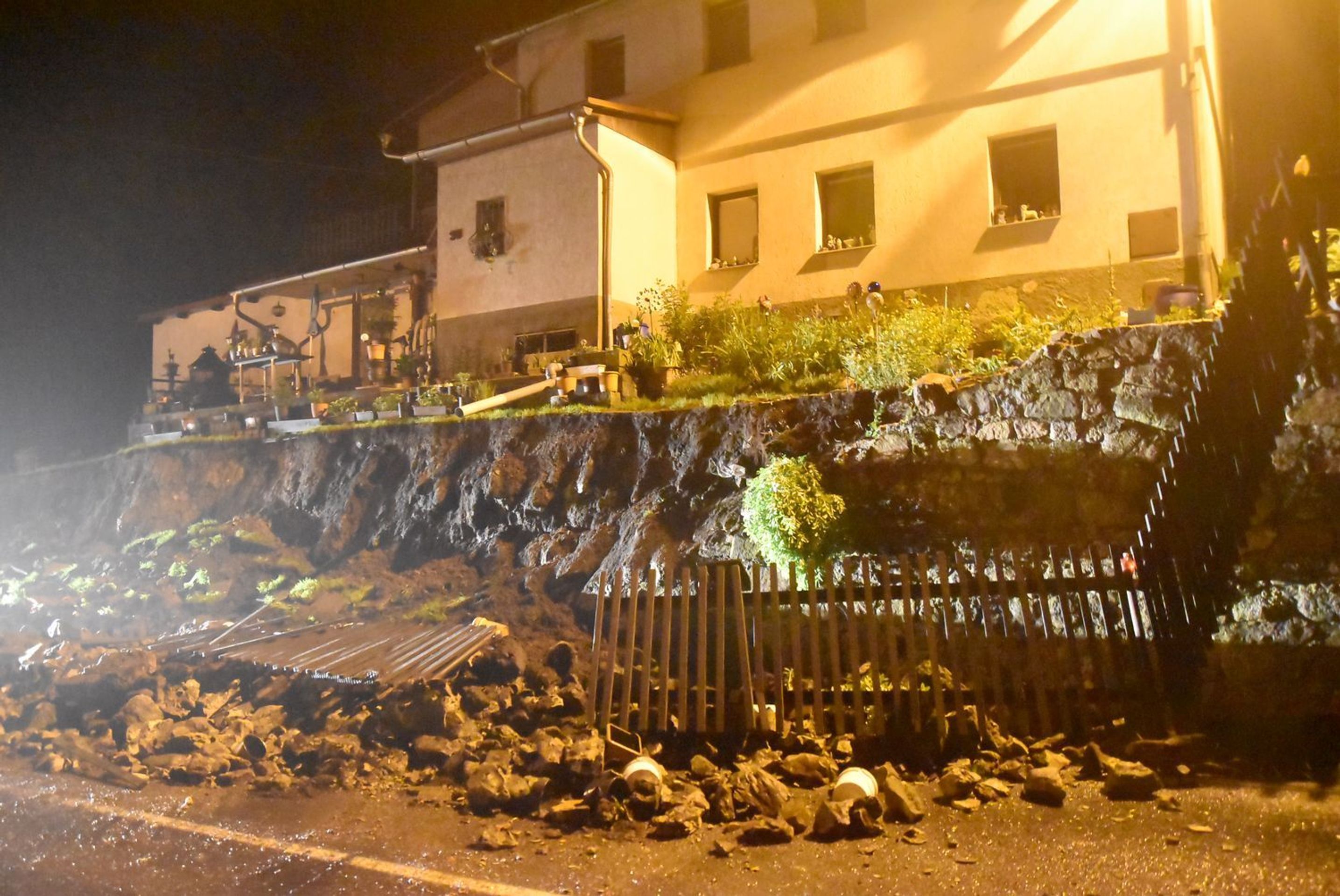 Na Sokolovsku se sesunula opěrná zeď pod rodinným domem - 2 - GALERIE: Na Sokolovsku se sesunula opěrná zeď pod rodinným domem (4/5)