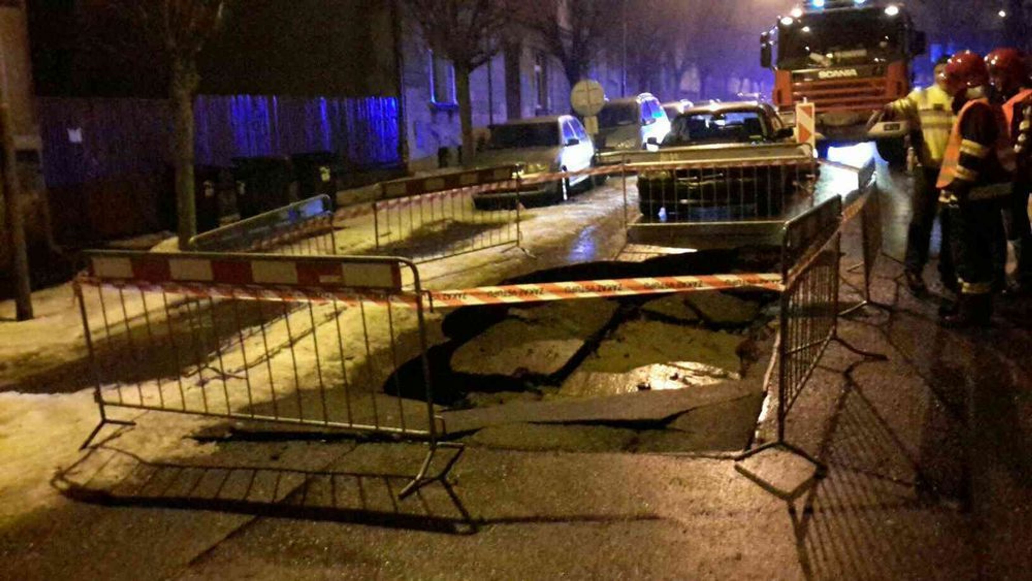 Auto taxi pohltila díra v silnici - 2 - GALERIE: Auto v Chebu pohltila díra v zemi (5/6)