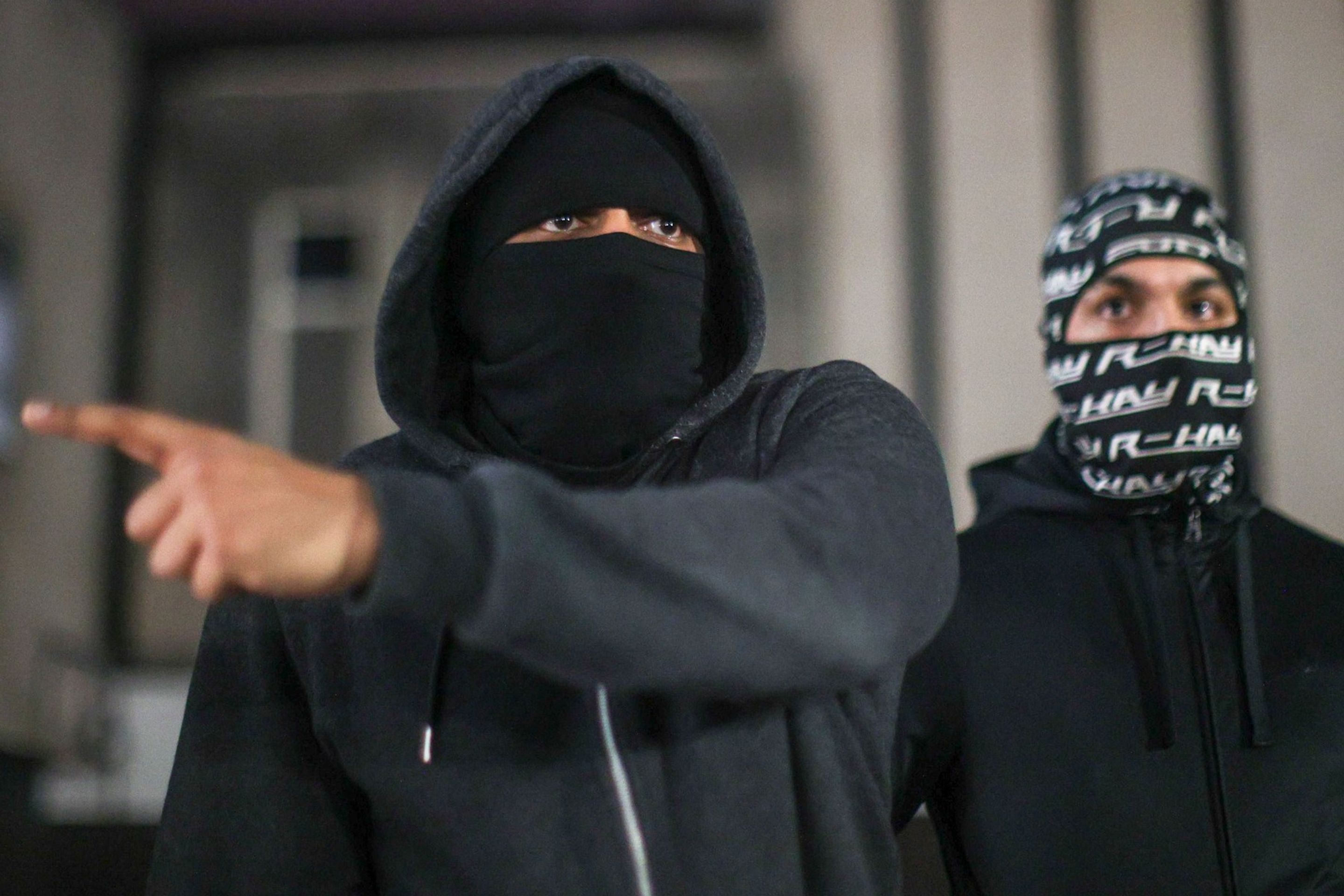 Incident na letišti v Manchesteru vyvolal protesty (1) - Policista kopal agresivního muže do hlavy (4/4)