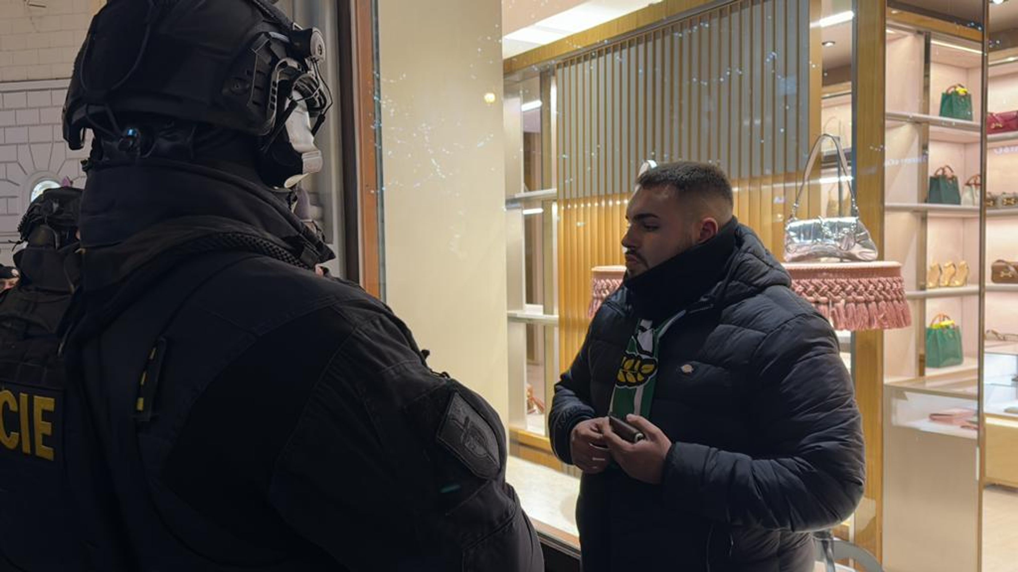 Zadržení agresivních fanoušků (10) - Zadržení agresivních fanoušků (14/19)