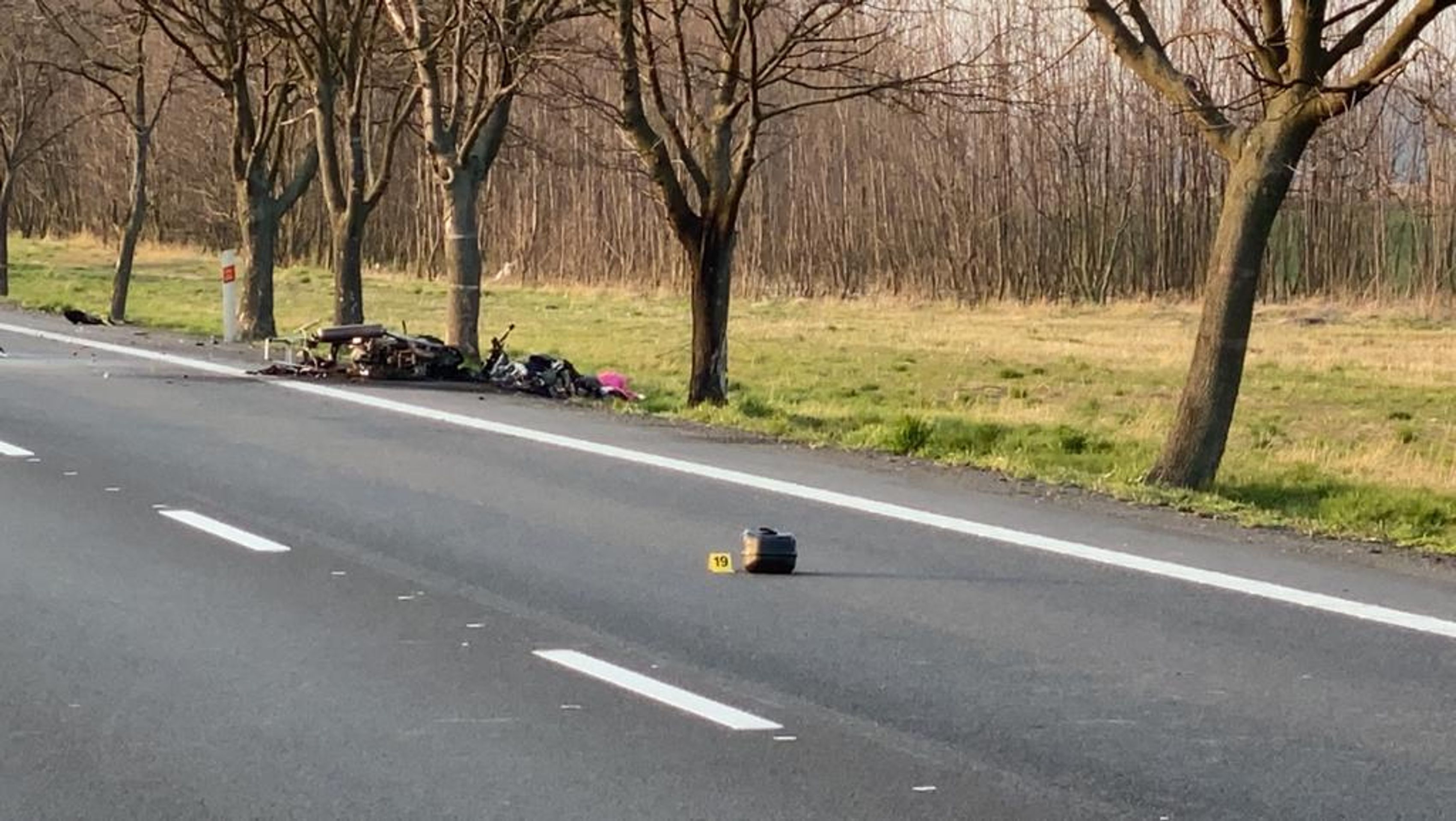 Nehoda dvou motocyklů u Poděbrad - 3 - GALERIE: Nehoda motorek u Poděbrad (5/7)