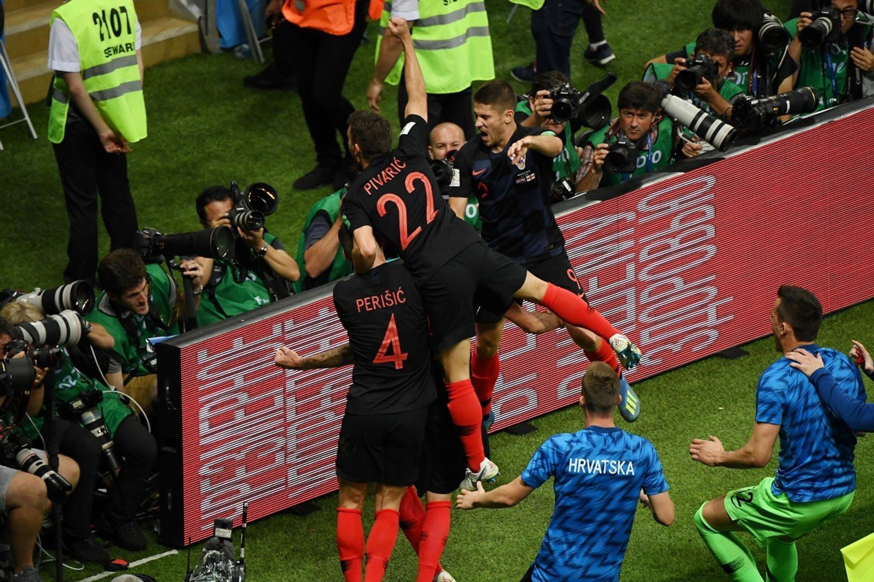 Radost chorvastkých fotbalistů - GALERIE: Chorvaté zavalili fotografa a on pak pořídil úchvatné fotky (2/6)