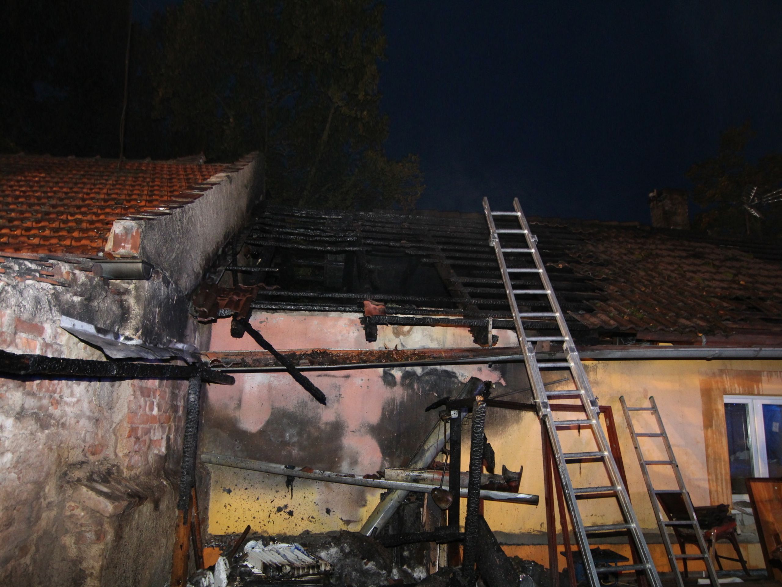 Na Kolínsku hořel rodinný dům, škoda je tři čtvrtě milionu - 12 - GALERIE: Na Kolínsku hořel rodinný dům a kůlna, škoda je 750 tisíc (4/15)