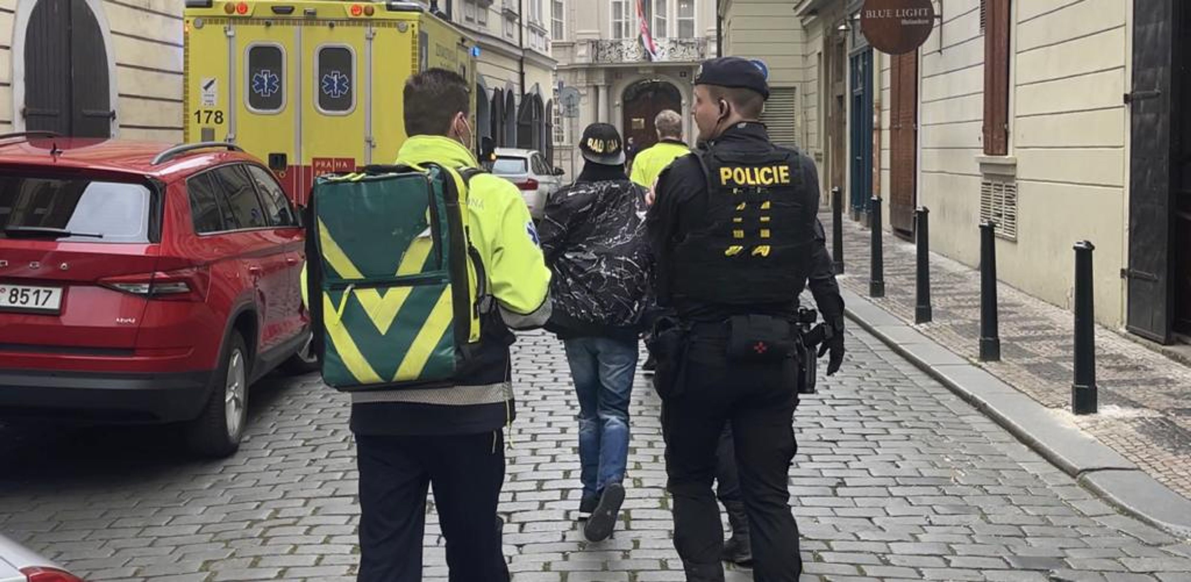 Policejní zásah ve škole na Malé straně - Policejní zásah na Malé straně (4/7)