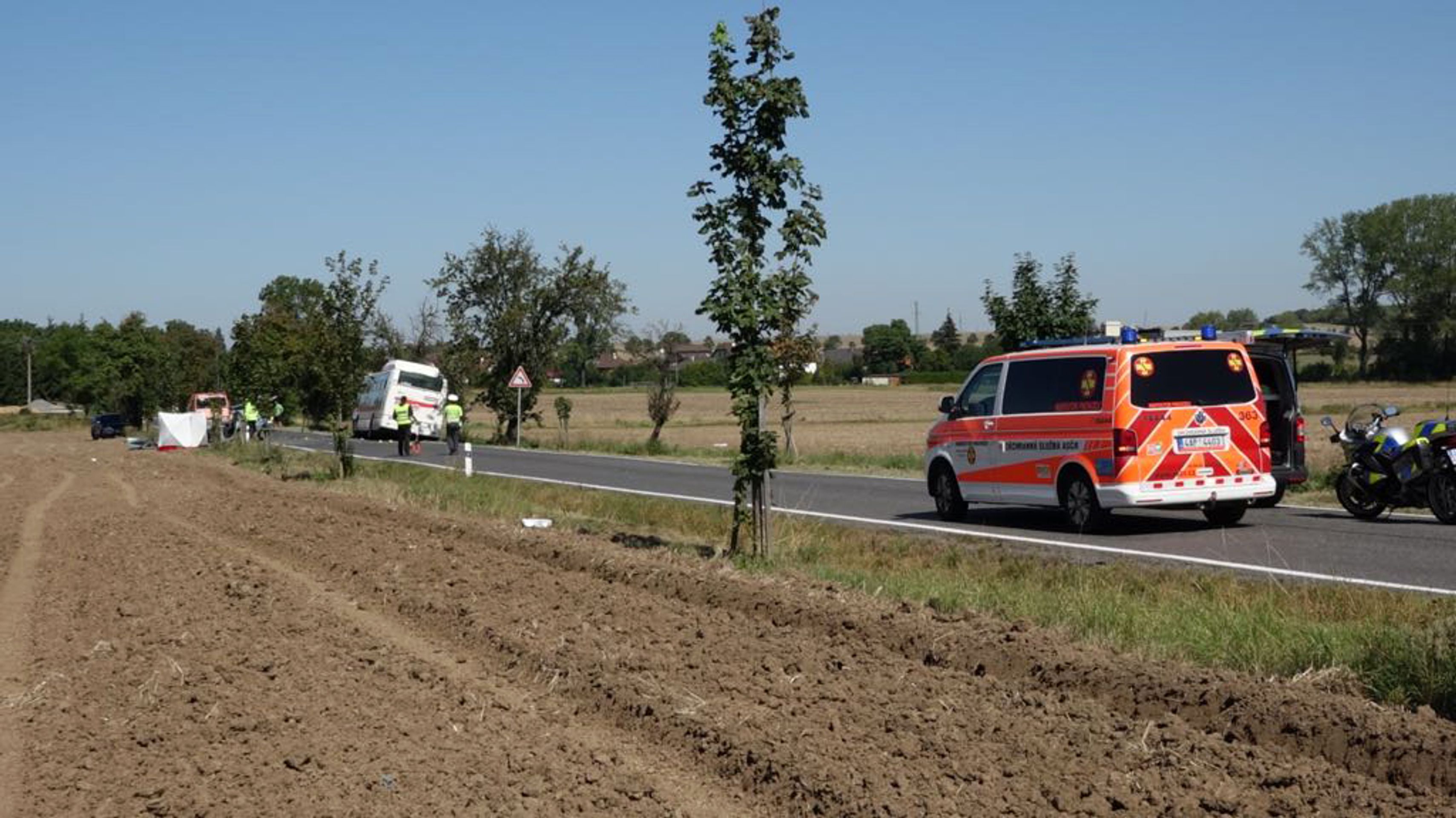 Nehoda linkového autobusu a osobního auta u Prahy - 2 - GALERIE: Nehoda linkového autobusu a osobního auta u Prahy (2/6)