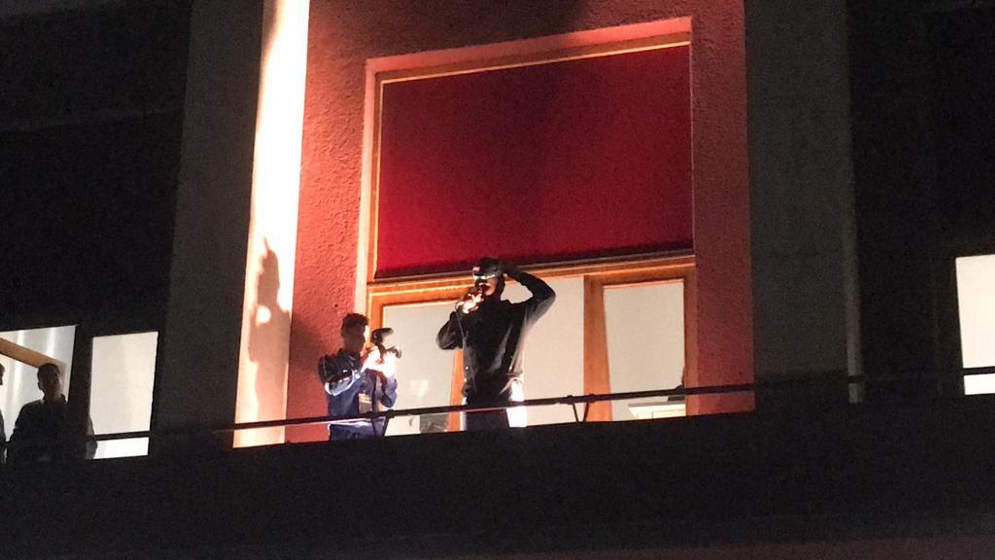 Jason Derulo po zrušeném koncertě vystoupil na balkónu Tipsport arény - 6 - GALERIE: Jason Derulo po zrušeném koncertě vystoupil pro tisíce lidí na balkóně pražské Tipsport arény (4/6)