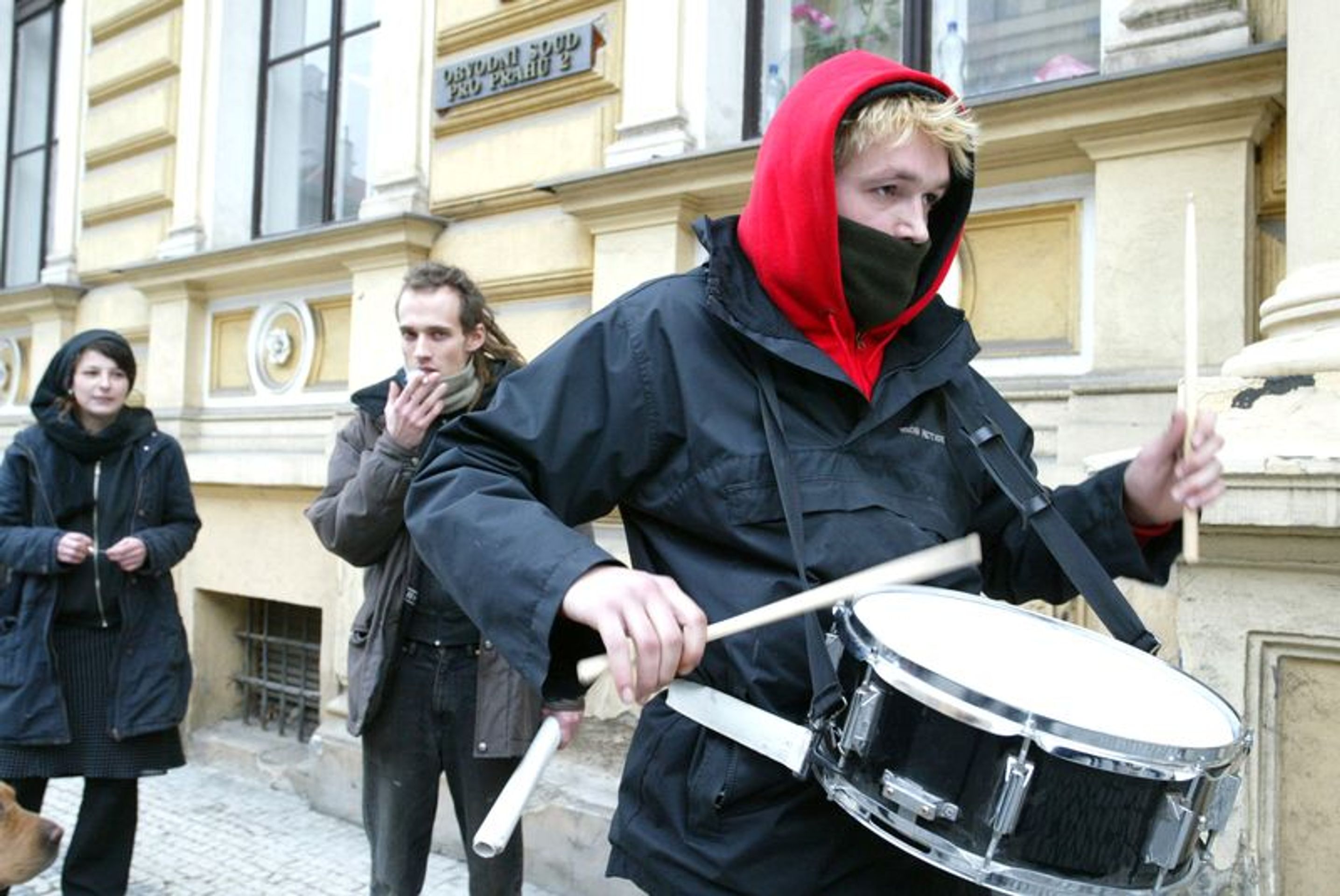 Squateři u soudu kvůli obsazení domu na Albertově-4 - GALERIE: Soud se squatery, kteří obsadili dům na Albertově (3/6)