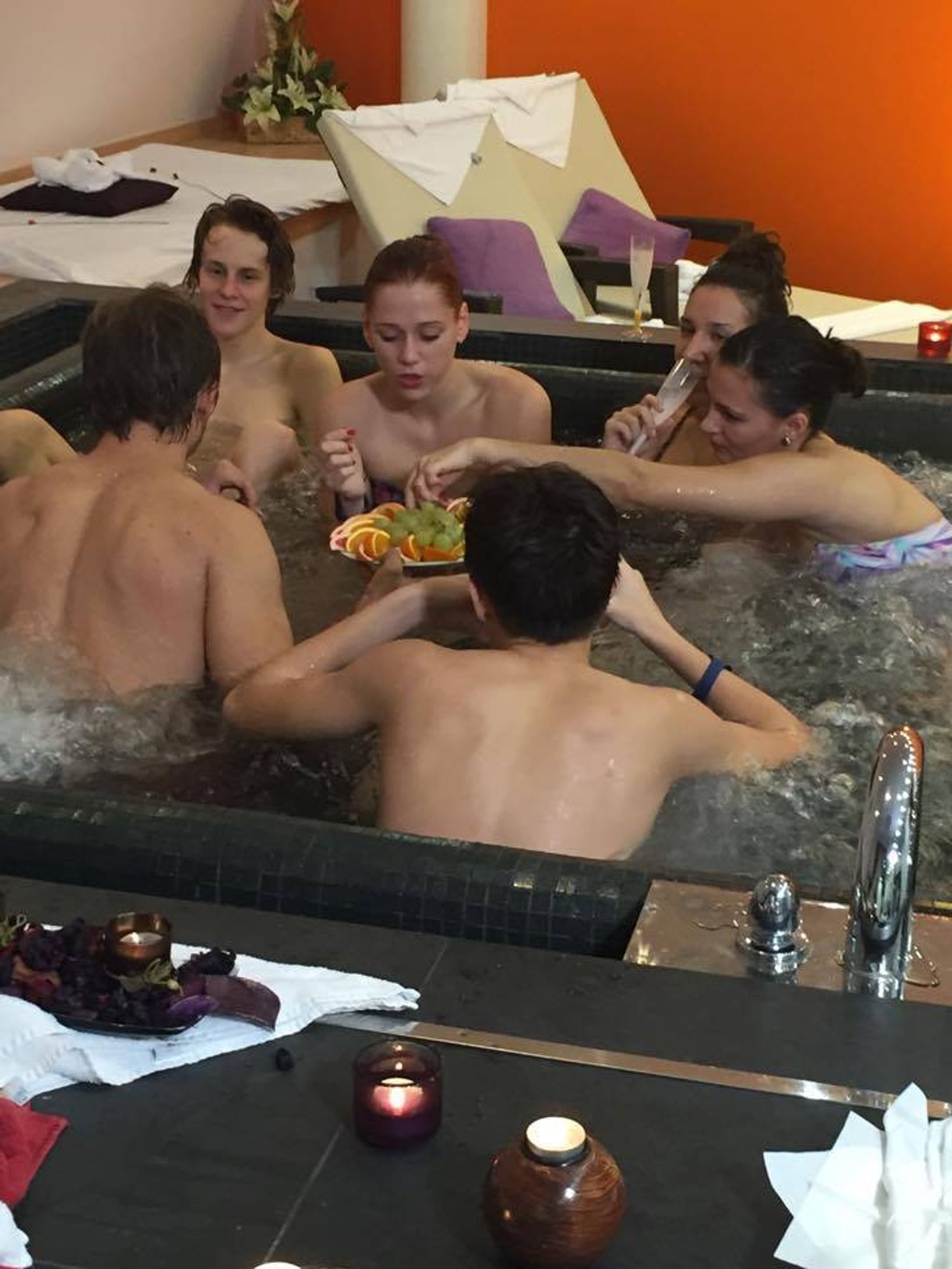 SuperStar 2015: TOP 6 si užívá wellness a vířivku - 10 - Galerie: Finalisti SuperStar ve wellness centru (7/15)