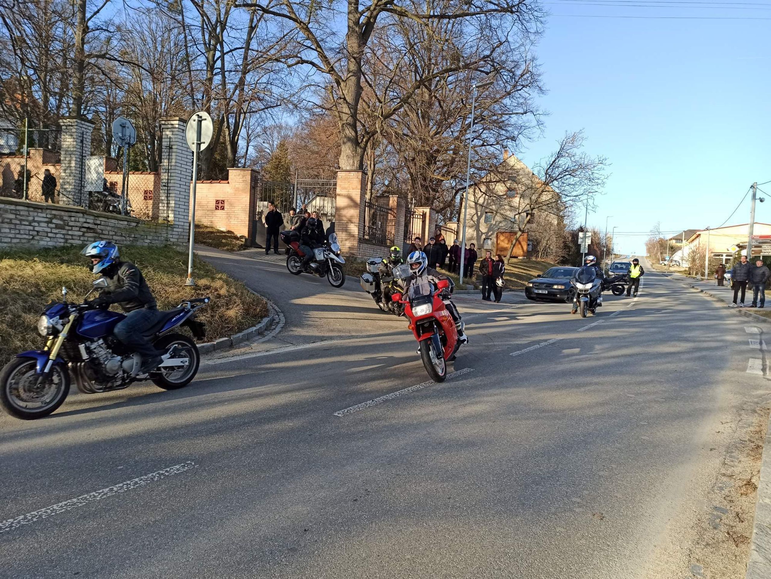 Motorkáři uctili památku Tomáše, který zemřel při čištění septiku - 7 - GALERIE: Motorkáři uctili památku Tomáše, který zemřel při čištění septiku (7/8)