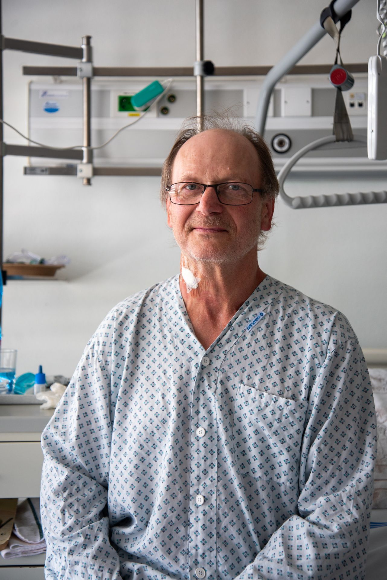 Radovan Kučera na lůžkovém oddělení I. chirurgické kliniky (1) - Muži hrudník propíchla kovová tyč (11/11)