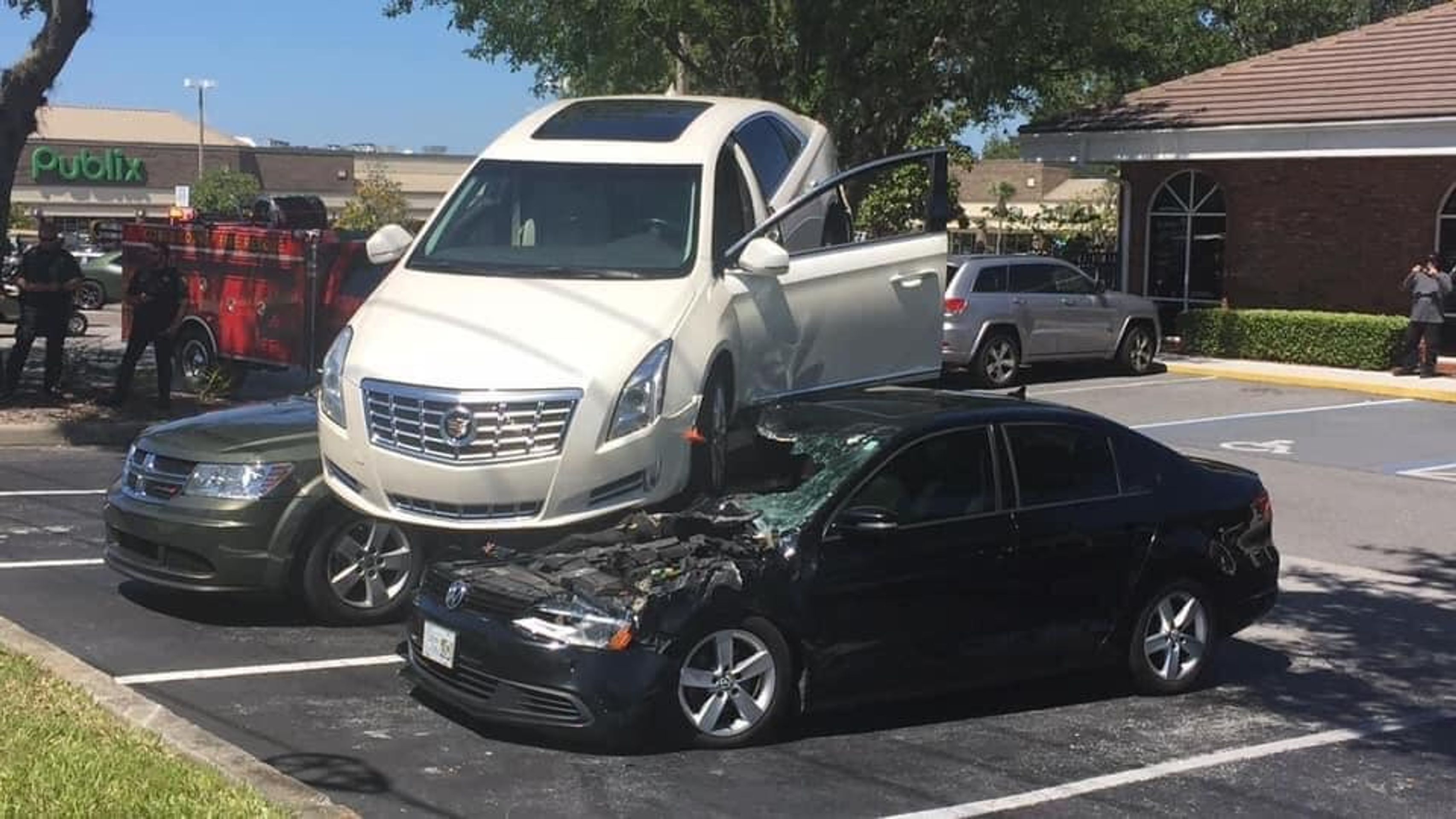 Bizarní nehoda na Floridě - 10 - Fotogalerie: Senior předvedl šílený průjezd křižovatkou. Pozpátku! (8/9)