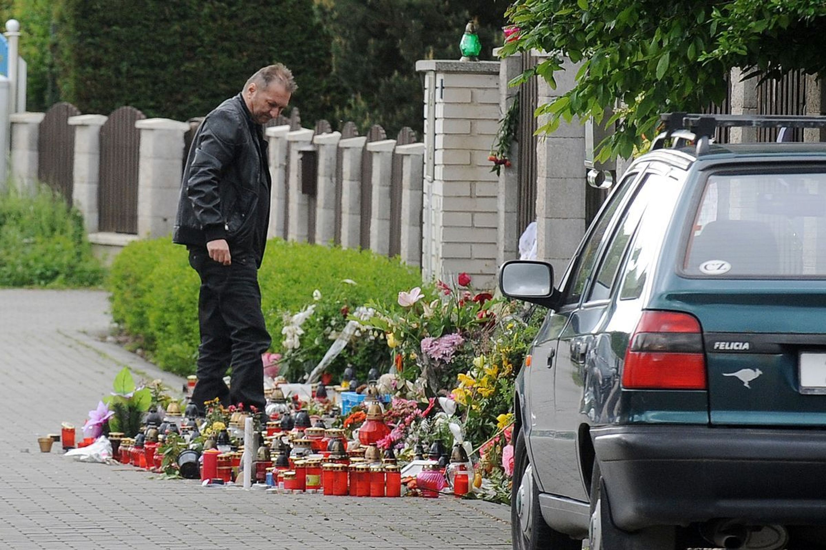 Rychtářův kamarád Standa uklízí květiny a svíčky od domu Bartošové - 5 - GALERIE: Standa odklízí plyšáky (5/6)