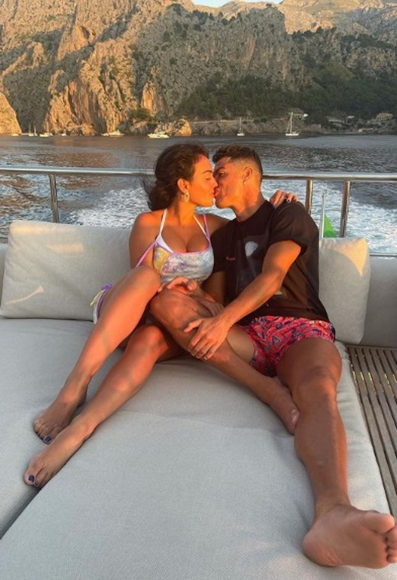 Cristiano Ronaldo a jeho partnerka Georgina Rodriguezová - GALERIE: Dovolená plná polibků. Cristiano si užívá po boku své božské paní (3/4)