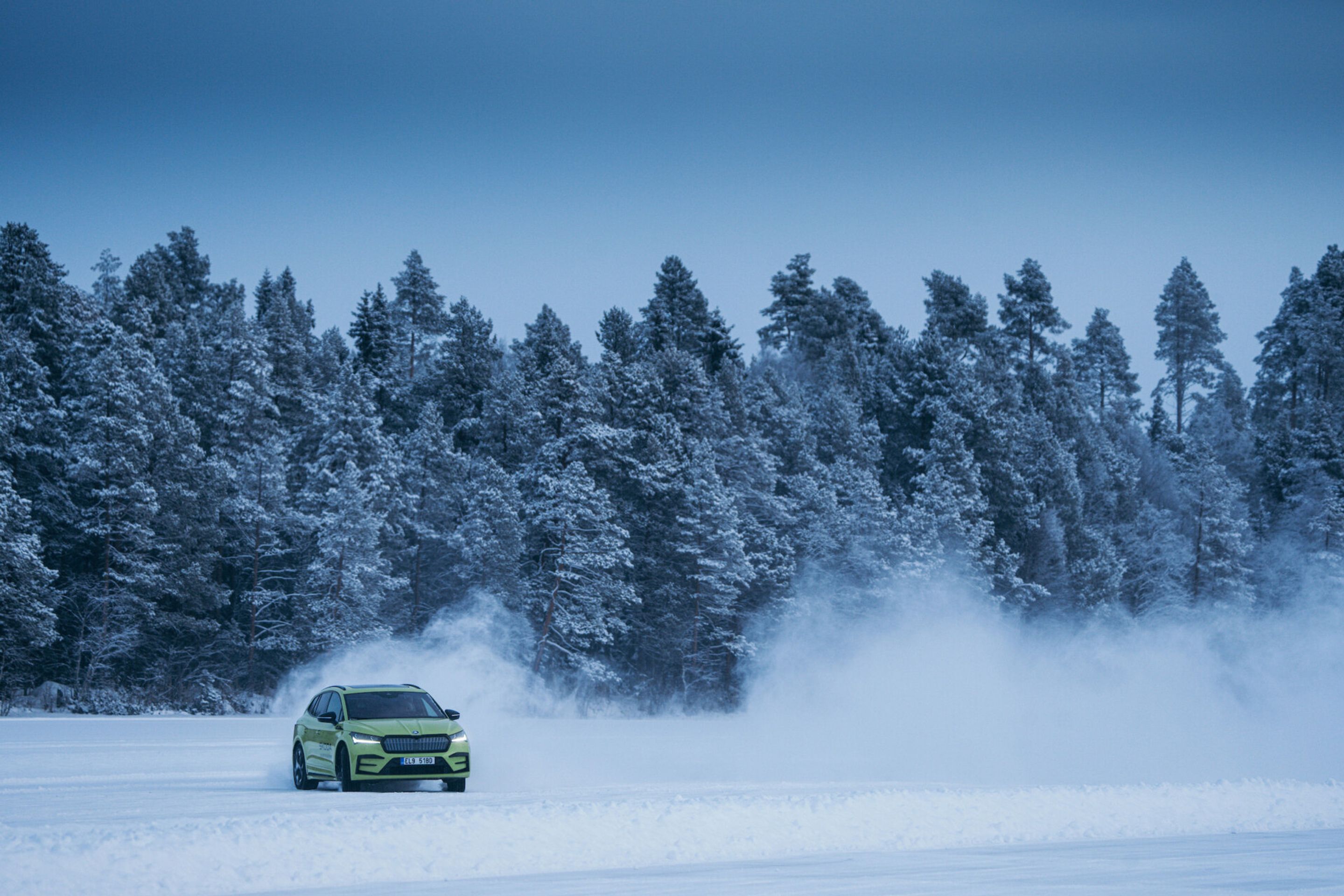 Škoda Enyaq RS iV pokořila dva světové rekordy - Škoda Enyaq RS iV pokořila driftem na ledě dva světové rekordy (7/10)