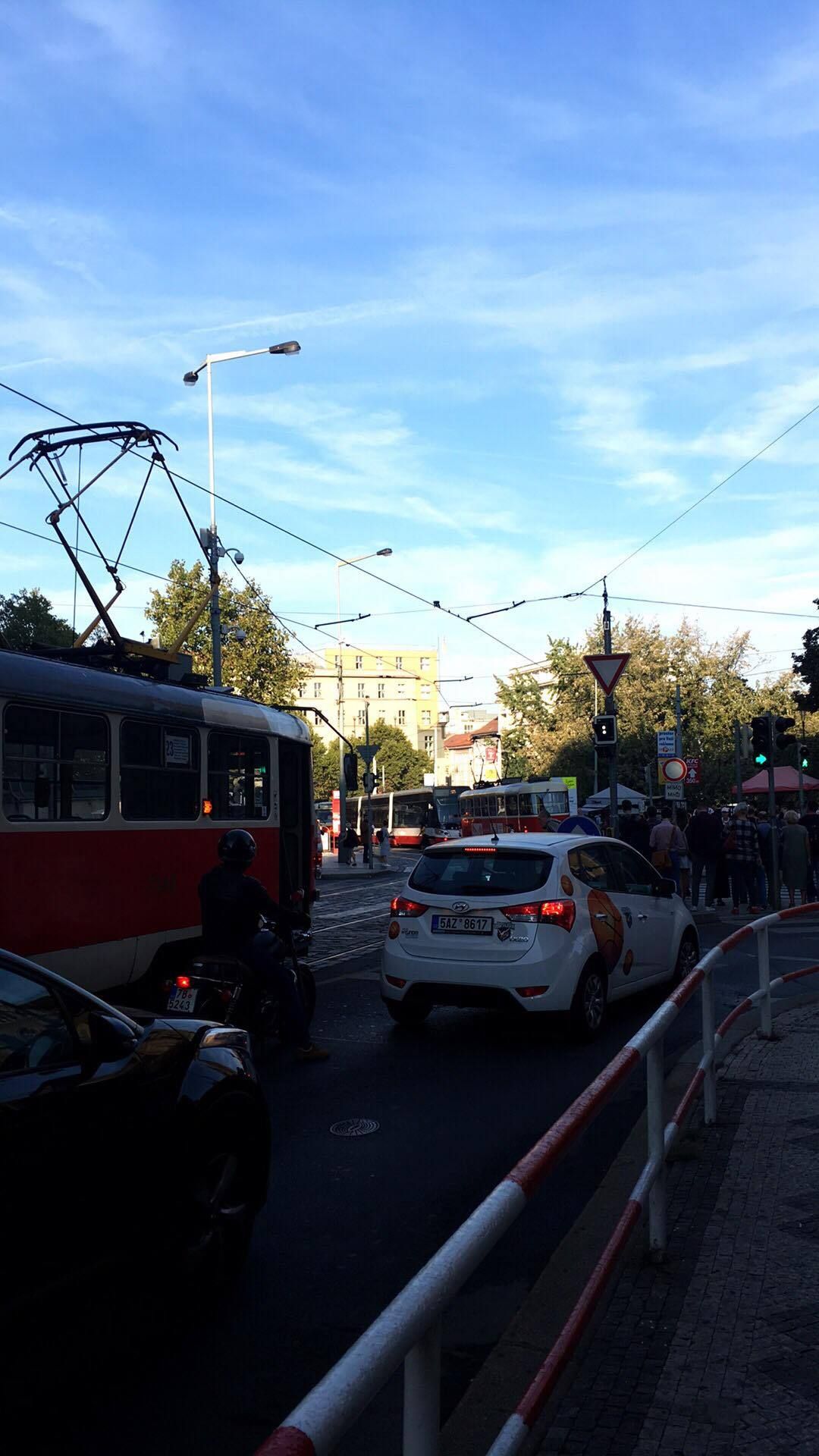 Kolaps dopravy v Praze kvůli spadlé troleji - 2 - GALERIE: Kolaps MHD v Praze kvůli spadlé troleji (2/7)