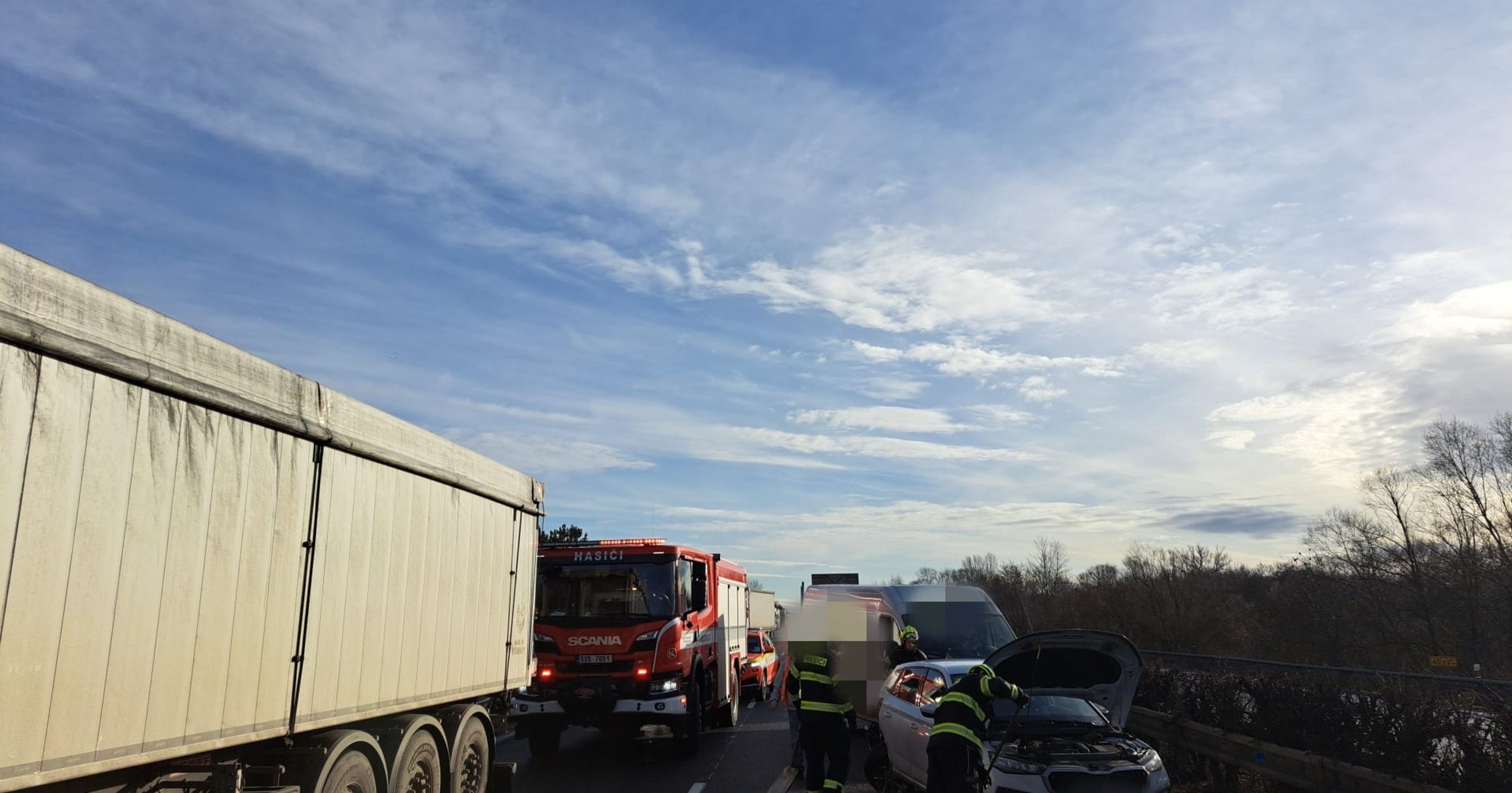 Hromadná dopravní nehoda na dálnici D11 - Hromadná dopravní nehoda na dálnici D11 (1/7)