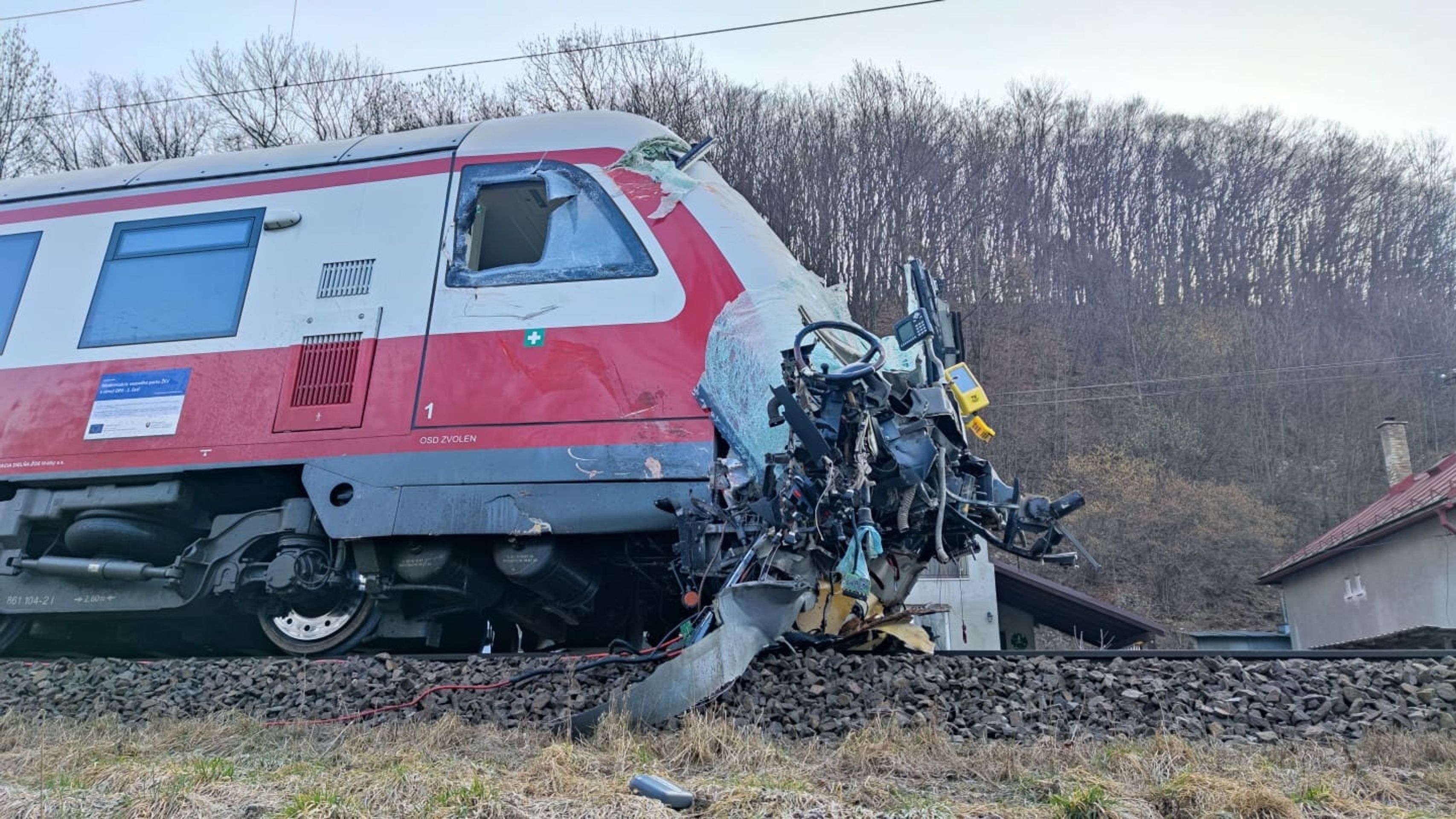 Srážka autobusu s vlakem na železničním přejezdu na Slovensku - 4 - GALERIE:Srážka autobusu s vlakem na železničním přejezdu na Slovensku (4/12)