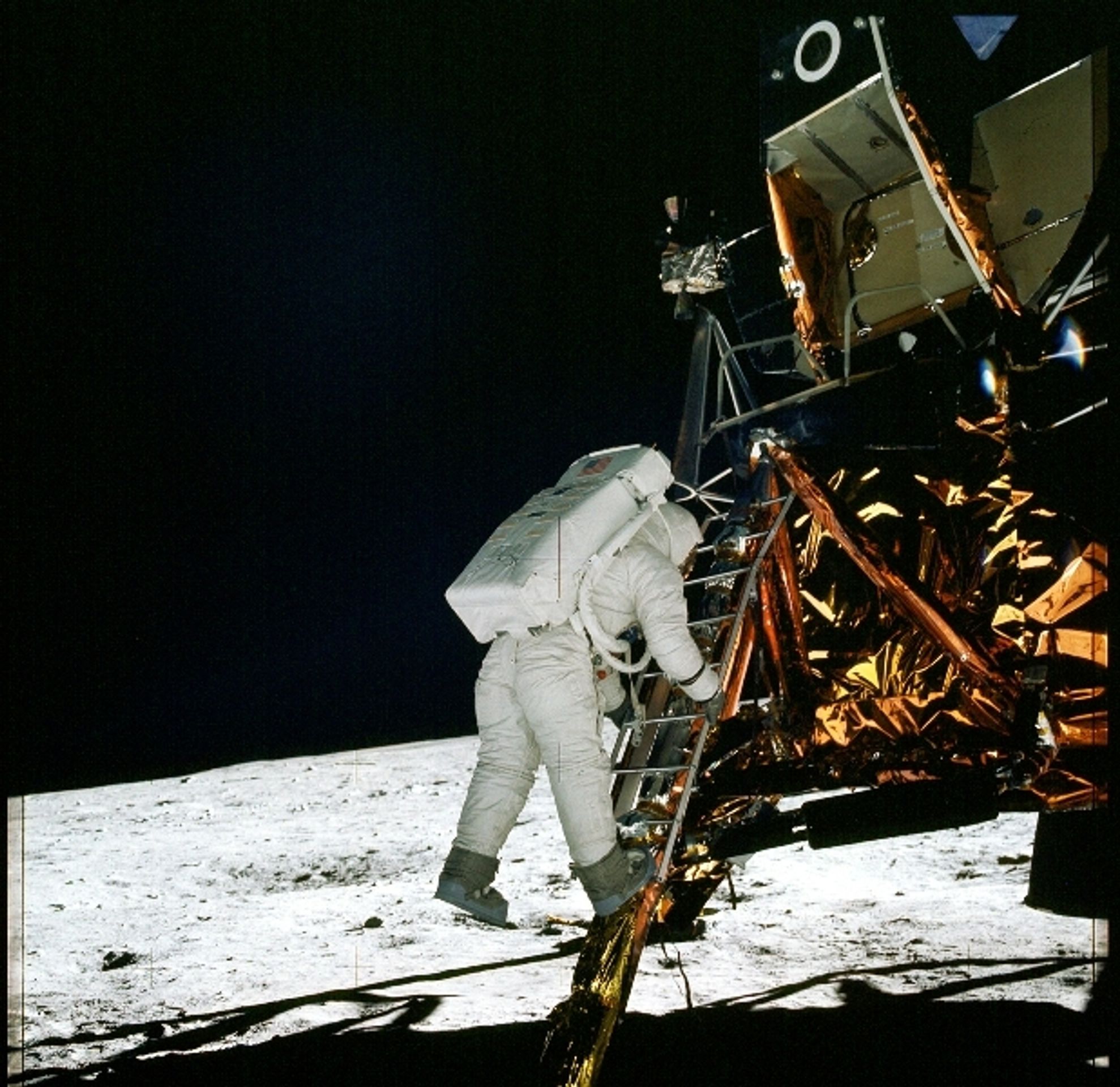Neil Armstrong na měsíci - 14 - Neil Armstrong na měsíci (8/16)