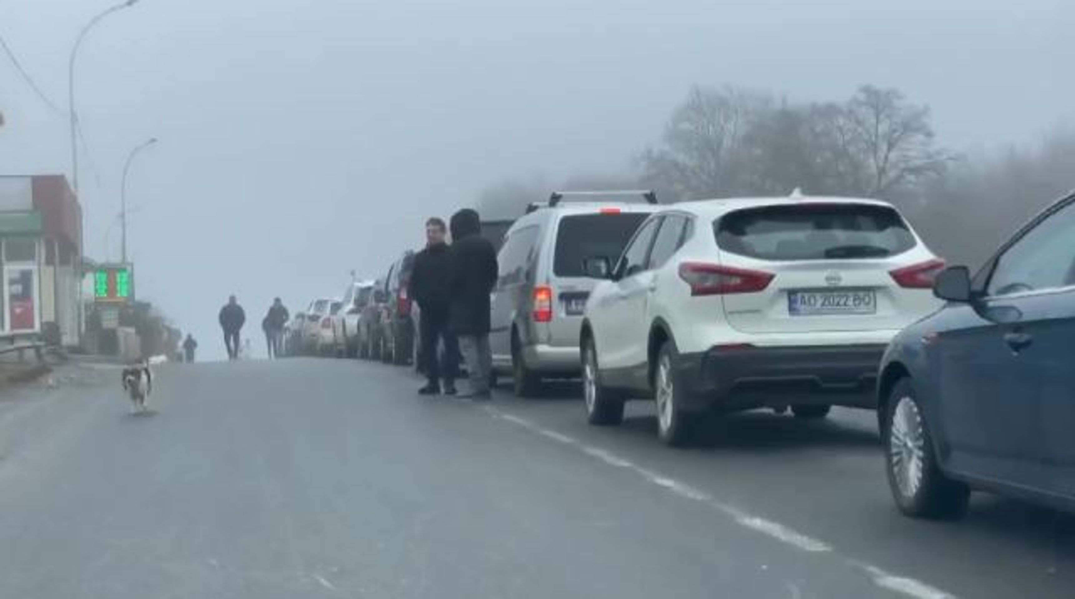 Kolony na hranicích, lidé z Ukrajiny míří na Slovensko - Válka na Ukrajině (14/38)