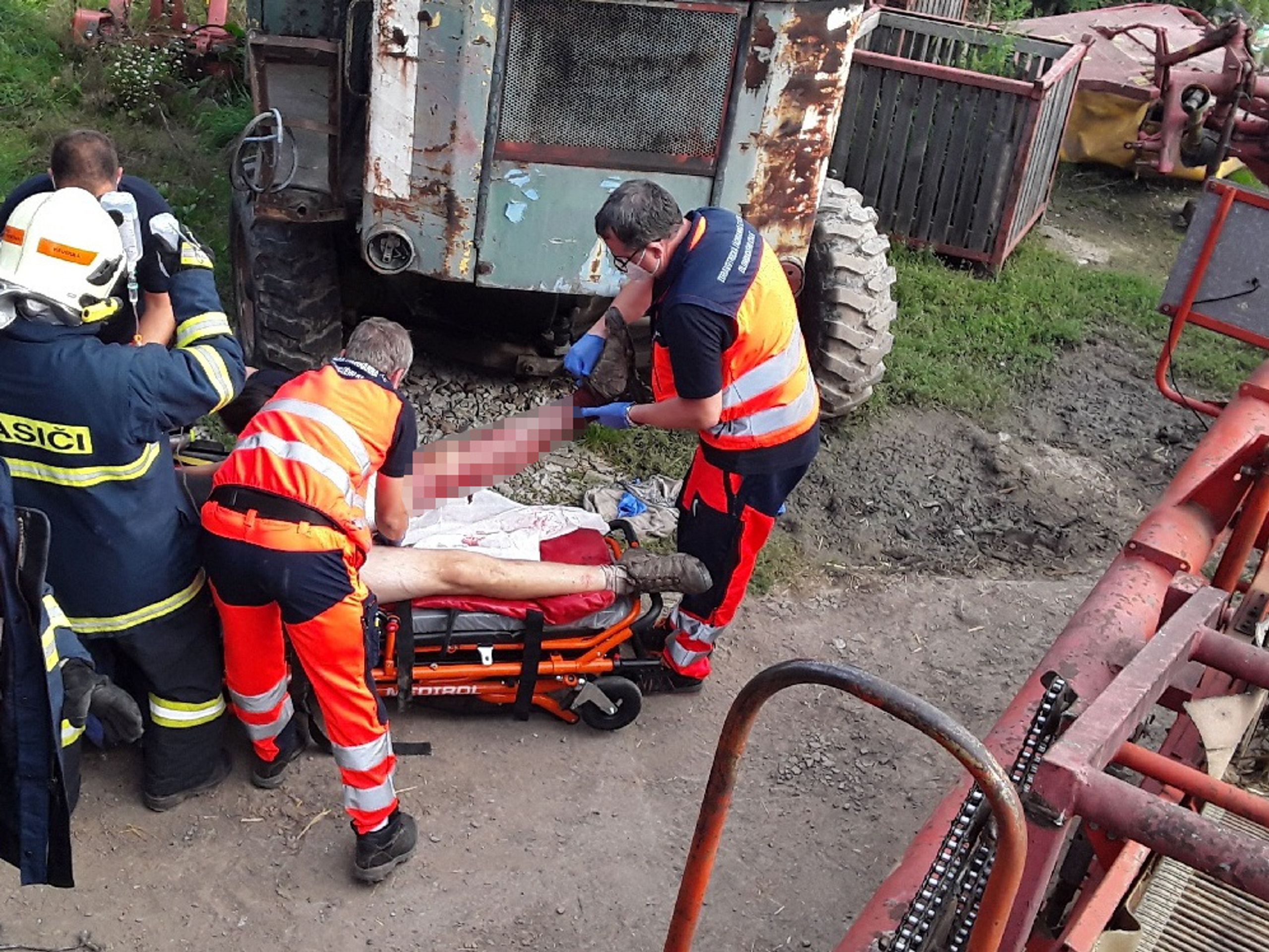 Muži se zasekla noha ve stroji na brambory - 9 - GALERIE: Muže vyprostili ze stroje na brambory (2/5)