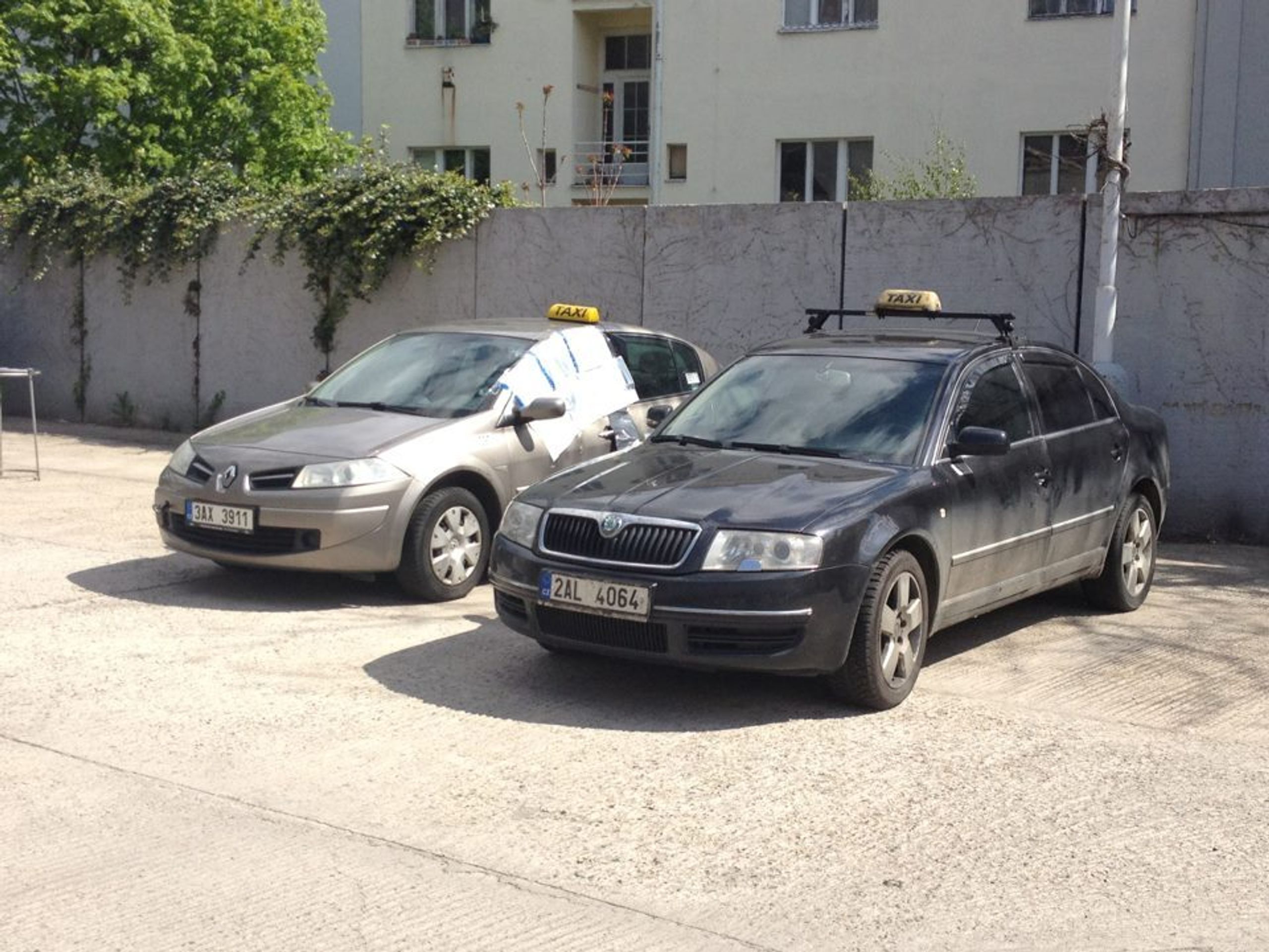 V těchto vozech jezdili zavraždění taxikáři - 1 - V těchto vozech jezdili zavraždění taxikáři (3/3)