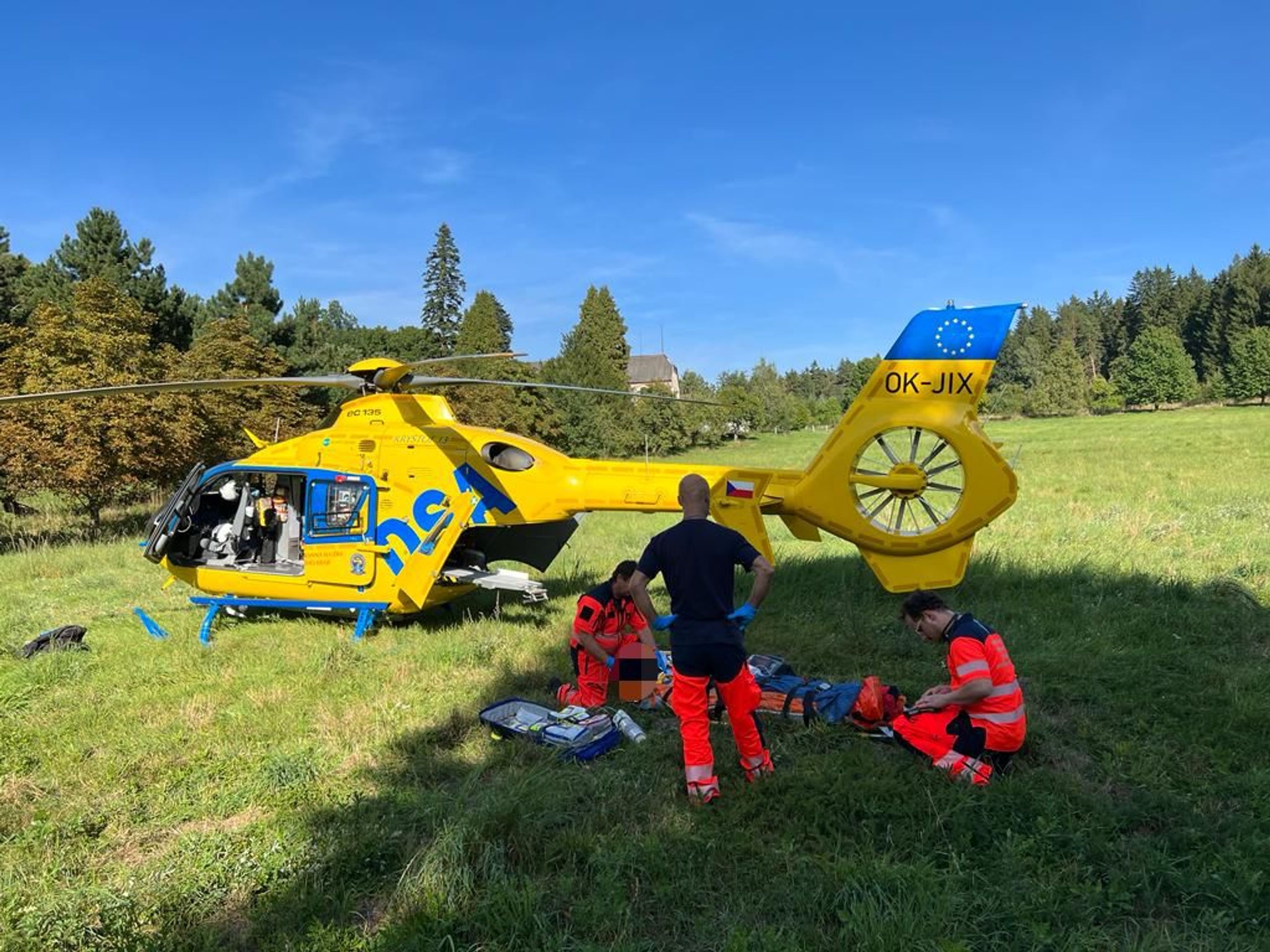 Srážka motorkáře s autem na Jindřichohradecku - Vážná nehoda na Jindřichohradecku (2/4)