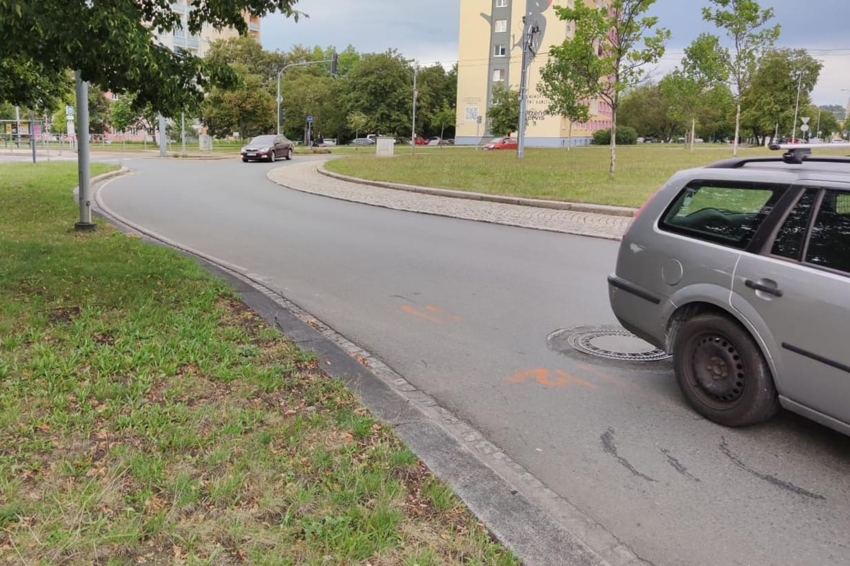 Srazil 15letou dívku na přechodu - 2 - GALERIE: Dívku v Plzni srazila škodovka (2/6)