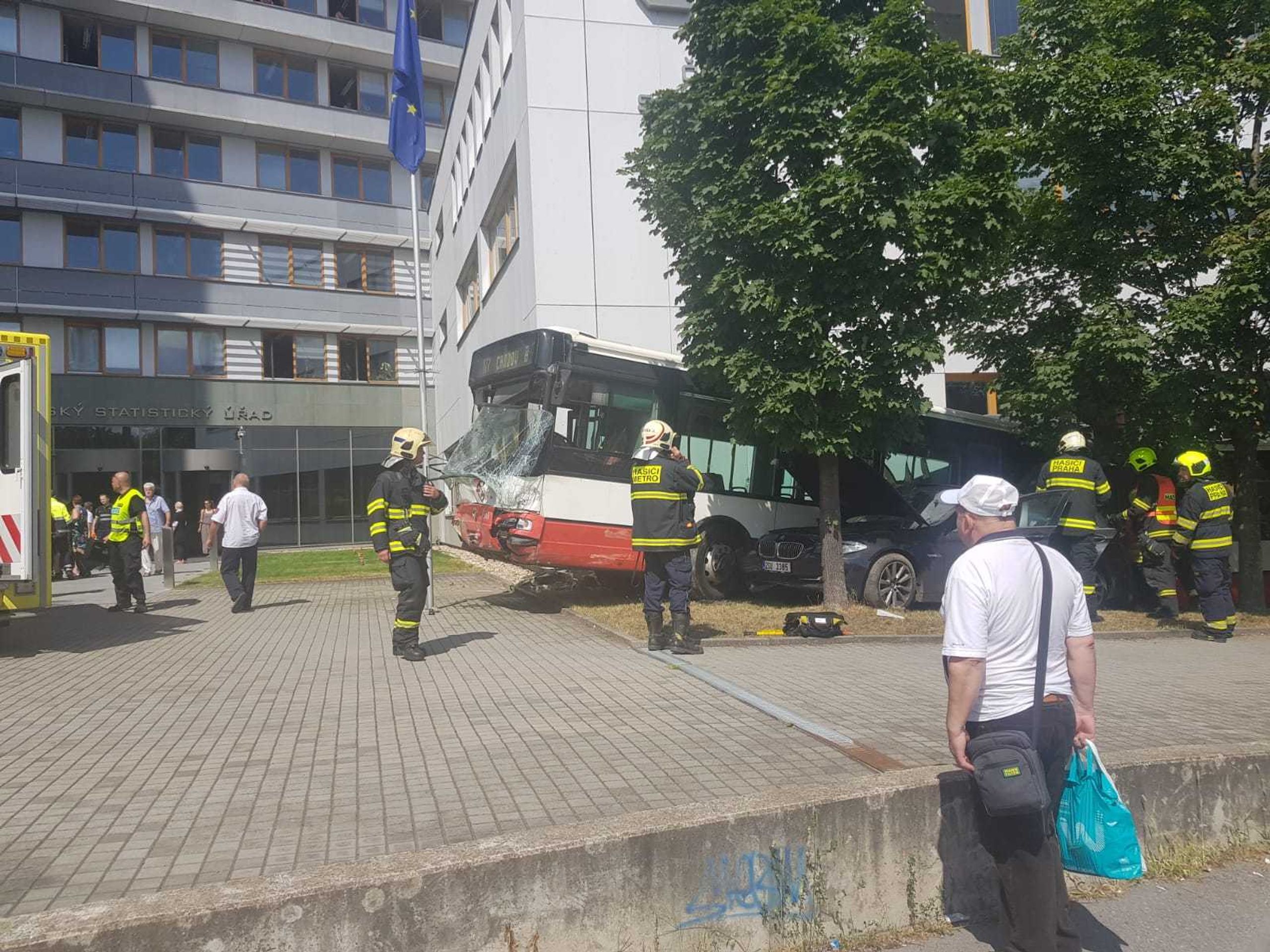 Nehoda autobusu a dvou aut v Praze - 5 - GALERIE: Autobus po srážce s dvěma auty narazil do budovy ČSÚ (1/5)