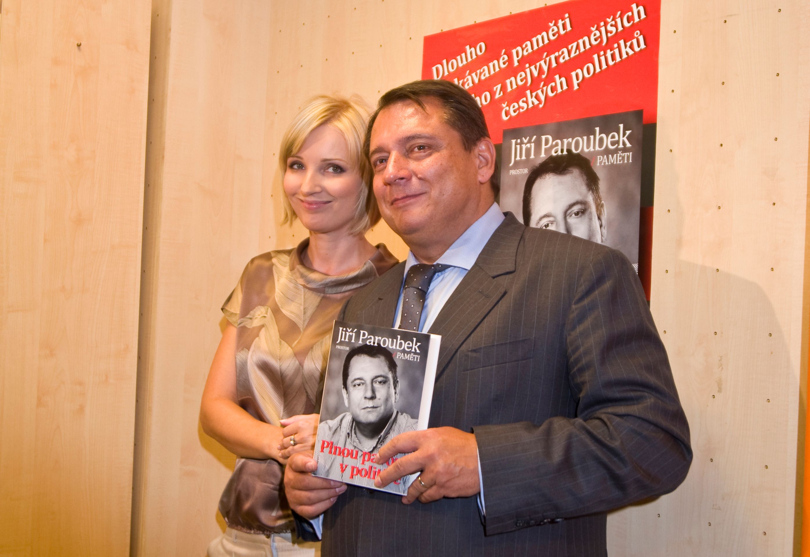 Křest knihy Jiřího Paroubka v říjnu 2011 - GALERIE: Jiří Paroubek a Petra Paroubková (7/14)