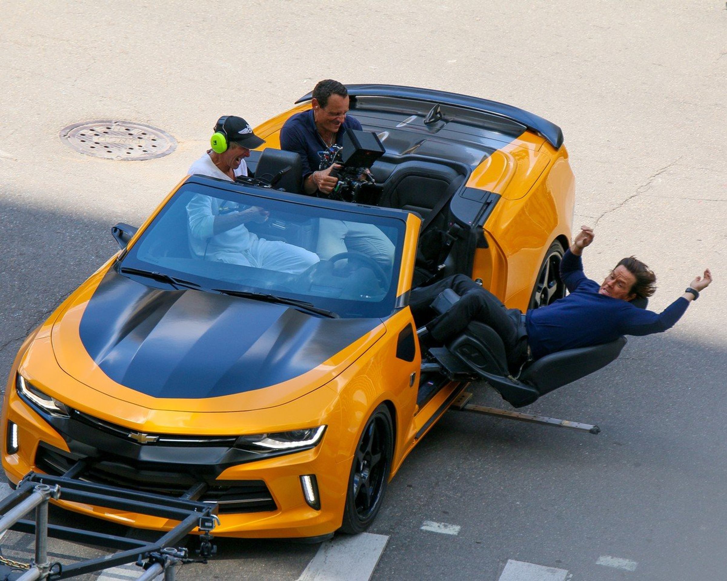 Camaro v akci při natáčení s Markem Wahlbergem - Fotogalerie: Čtyři "autoboty" Chevrolet Camaro jsou na prodej (5/16)
