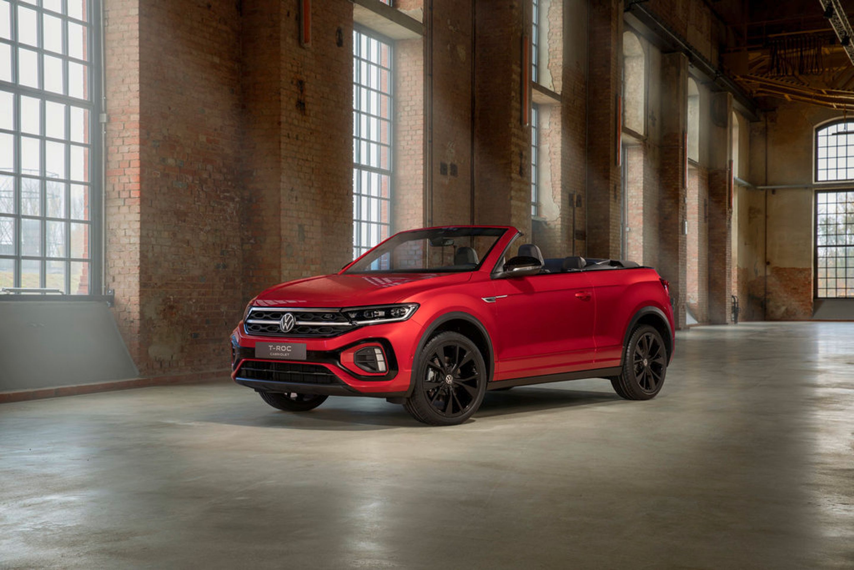 Modernizovaný Volkswagen T-Roc - Modernizovaný Volkswagen T-Roc vyjede ve sportovní verzi i jako kabriolet (15/18)