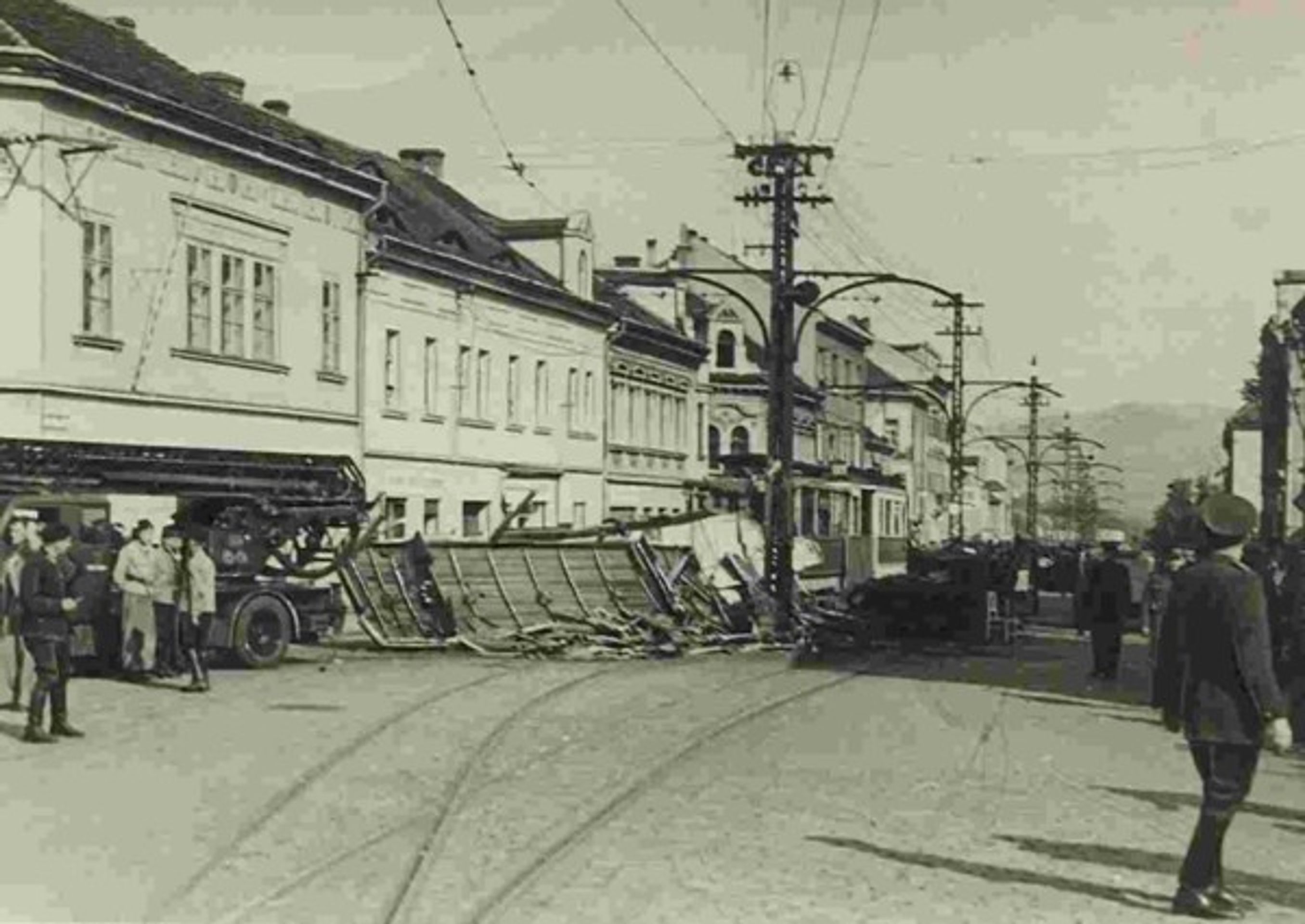 Tramvajové neštěstí na Bukově (1947) - 2 - GALERIE: Tramvajové neštěstí na Bukově (1947) (2/5)