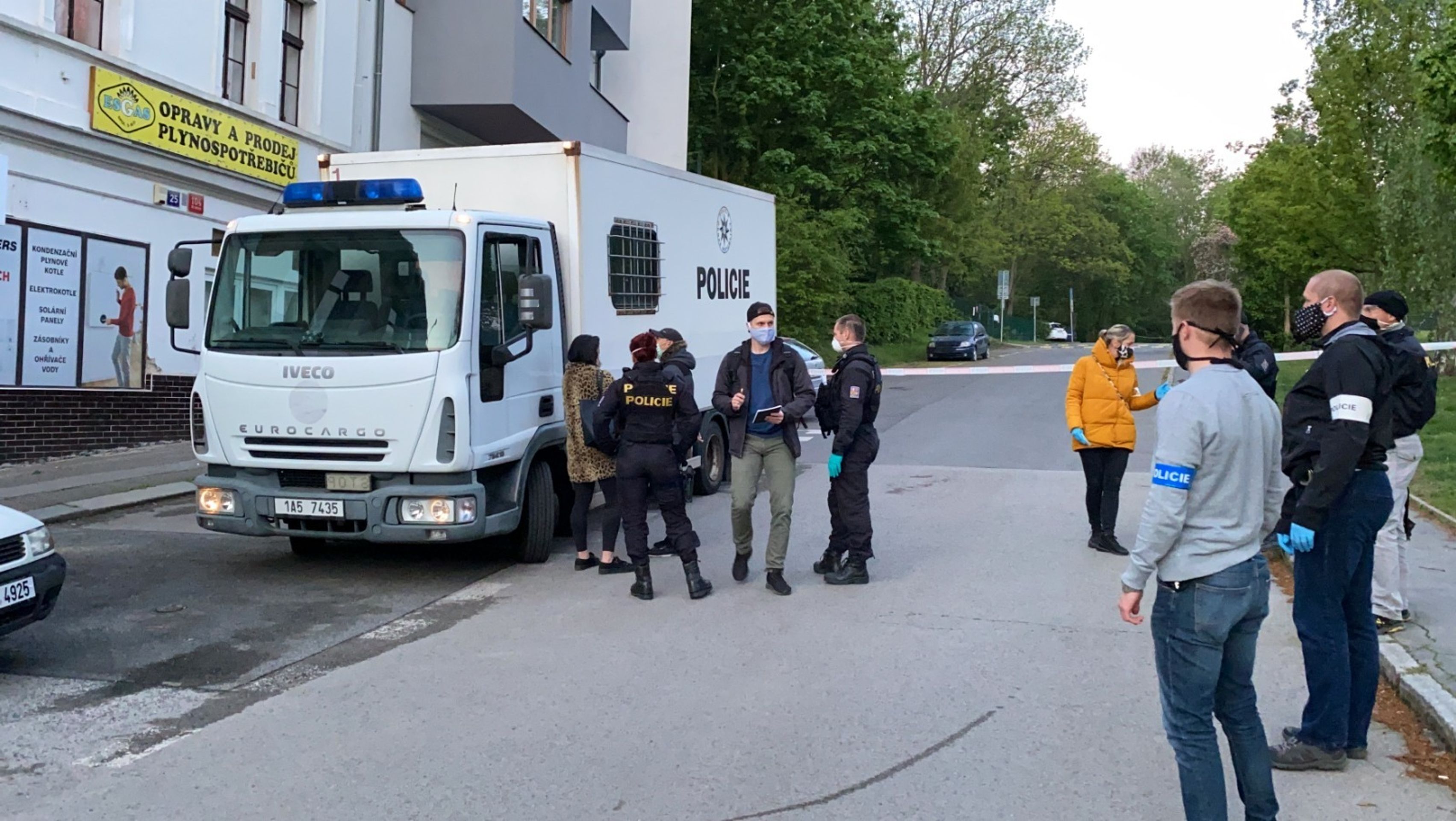 Zásah v domě hrůzy v Pechlátově ulici v Praze - 3 - GALERIE: Zásah policie v domě hrůzy v Pechlátově ulici (17/19)