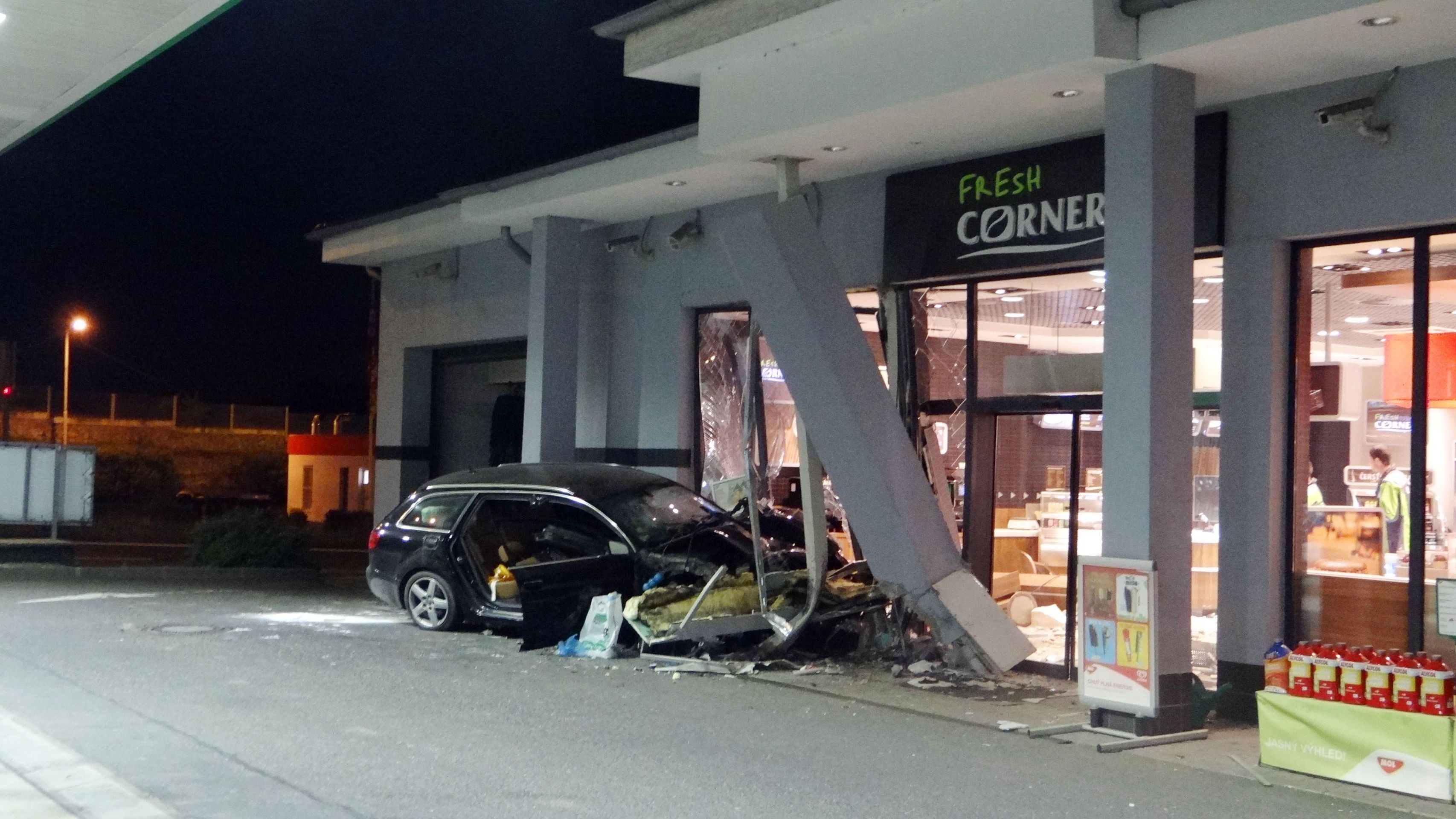 Auto je na odpis, značná škoda bude i na budově benzinky - GALERIE: Auto narazilo v Praze do benzinové pumpy (6/7)