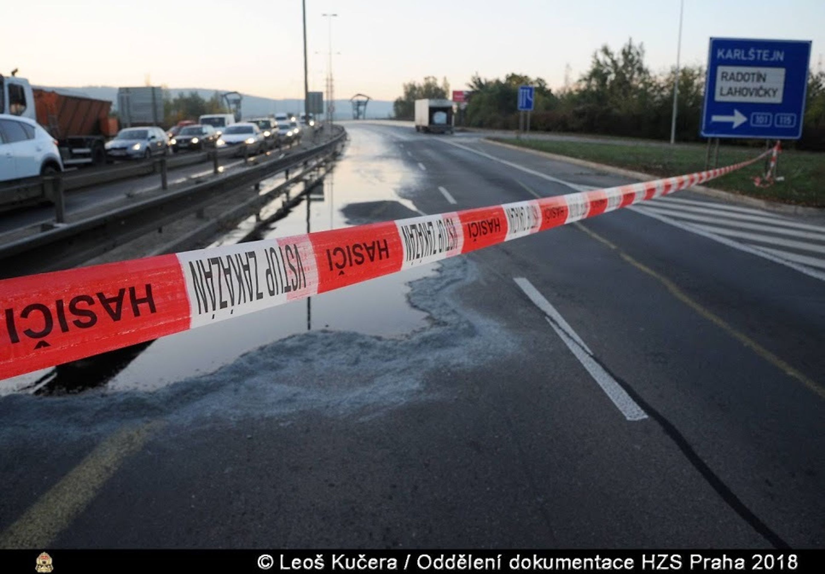 Únik koncentrátu pro dobytek na Strakonické ulici - 2 - GALERIE: Únik koncentrátu pro dobytek na Strakonické ulici (2/7)