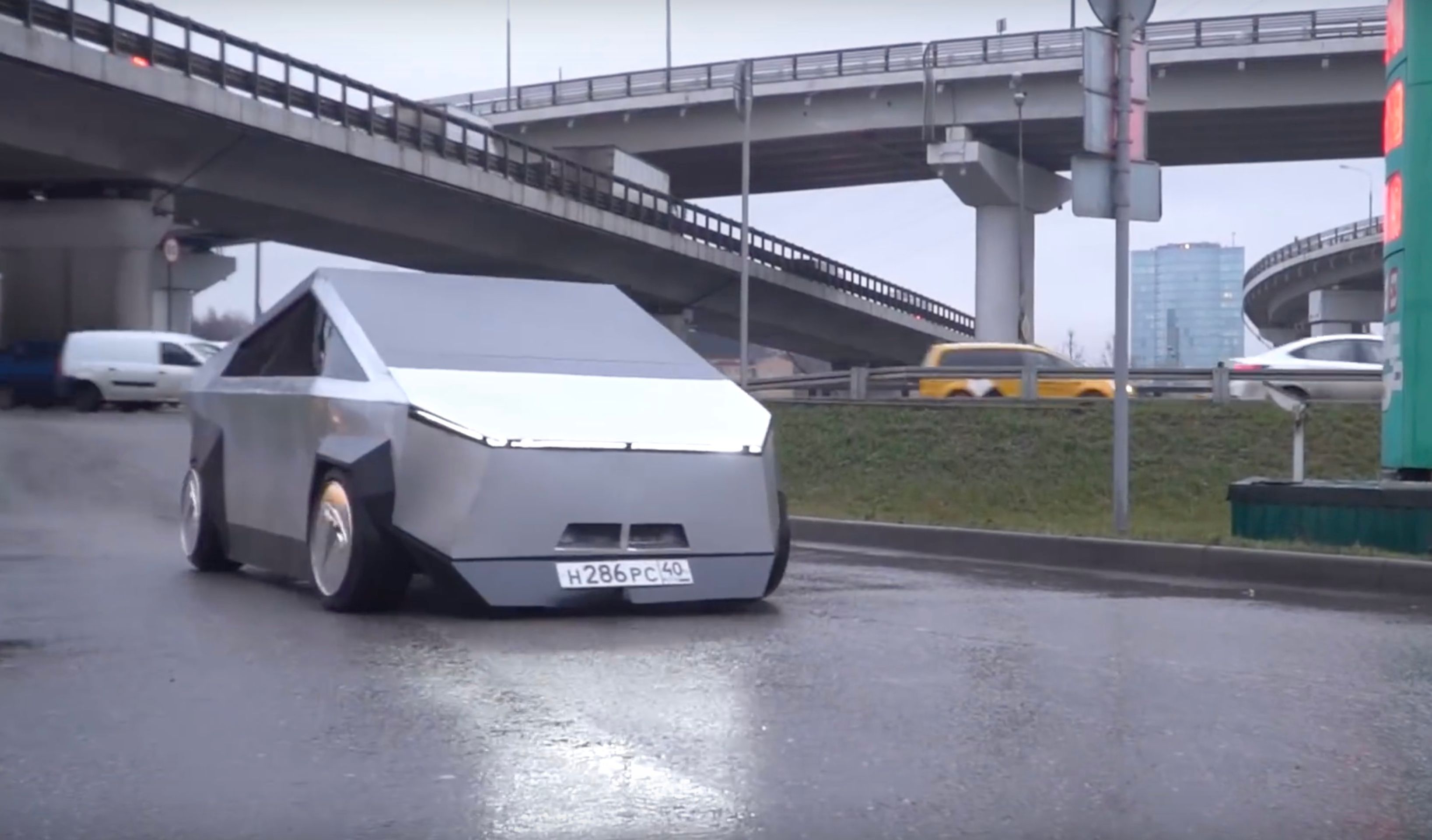Ruský Cybertruck - Fotogalerie: Takhle vznikala ruská verze Cybertrucku (21/23)
