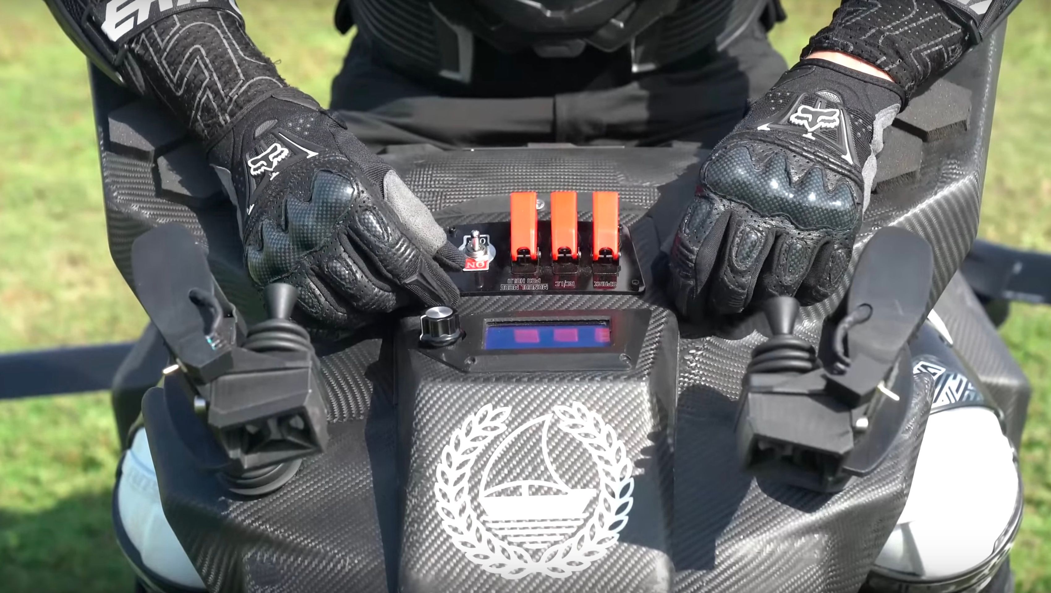 Létající motorka Hoverbike S3 2019 - 12 - Fotogalerie: Výcvik dubajské policie na létajícím stroji (8/10)