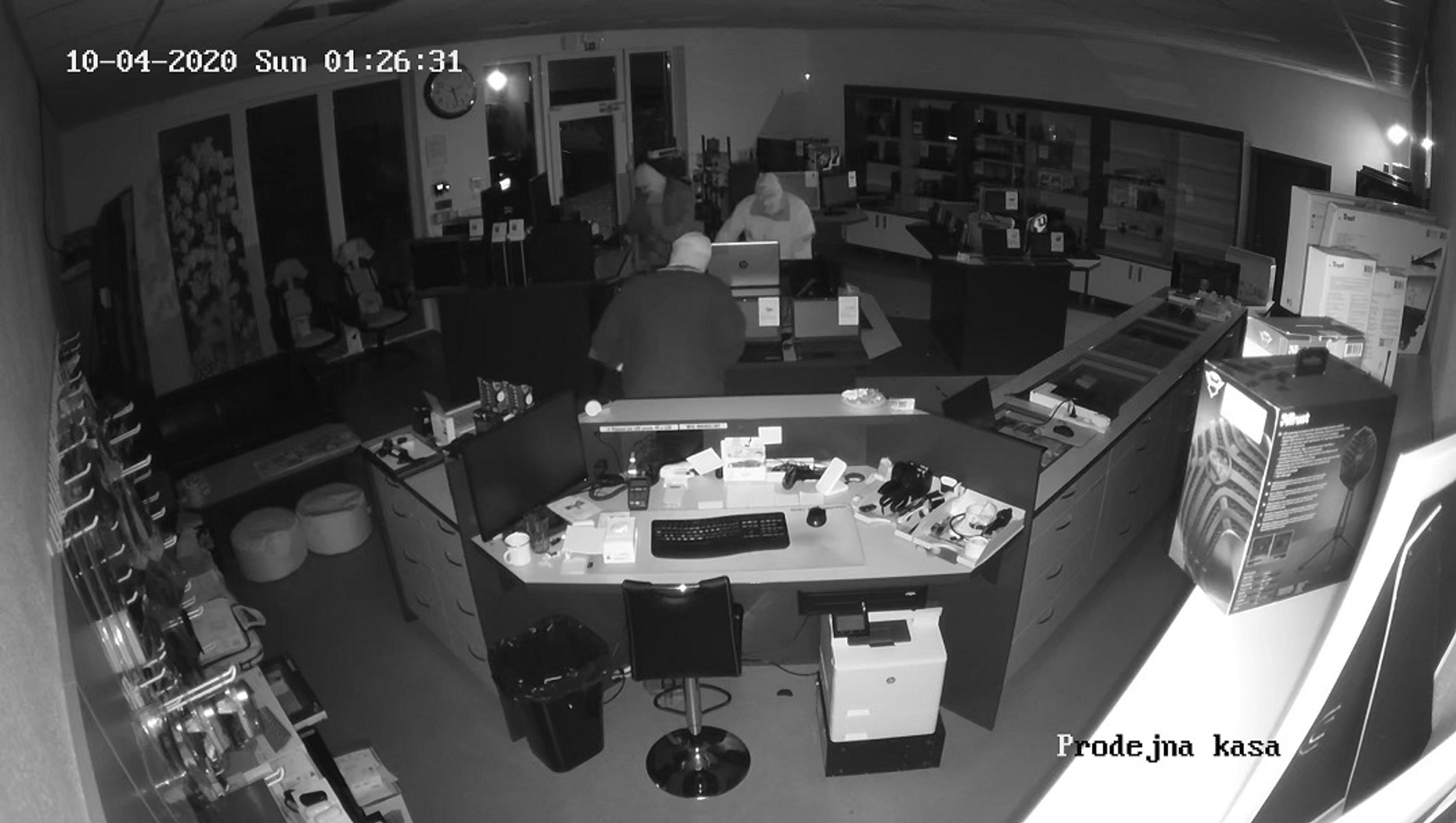 Trojici mužů zachytily při krádeži na Českobudějovicku kamery - 2 - GALERIE: Trojici zachytily při krádeži na Českobudějovicku kamery (5/6)