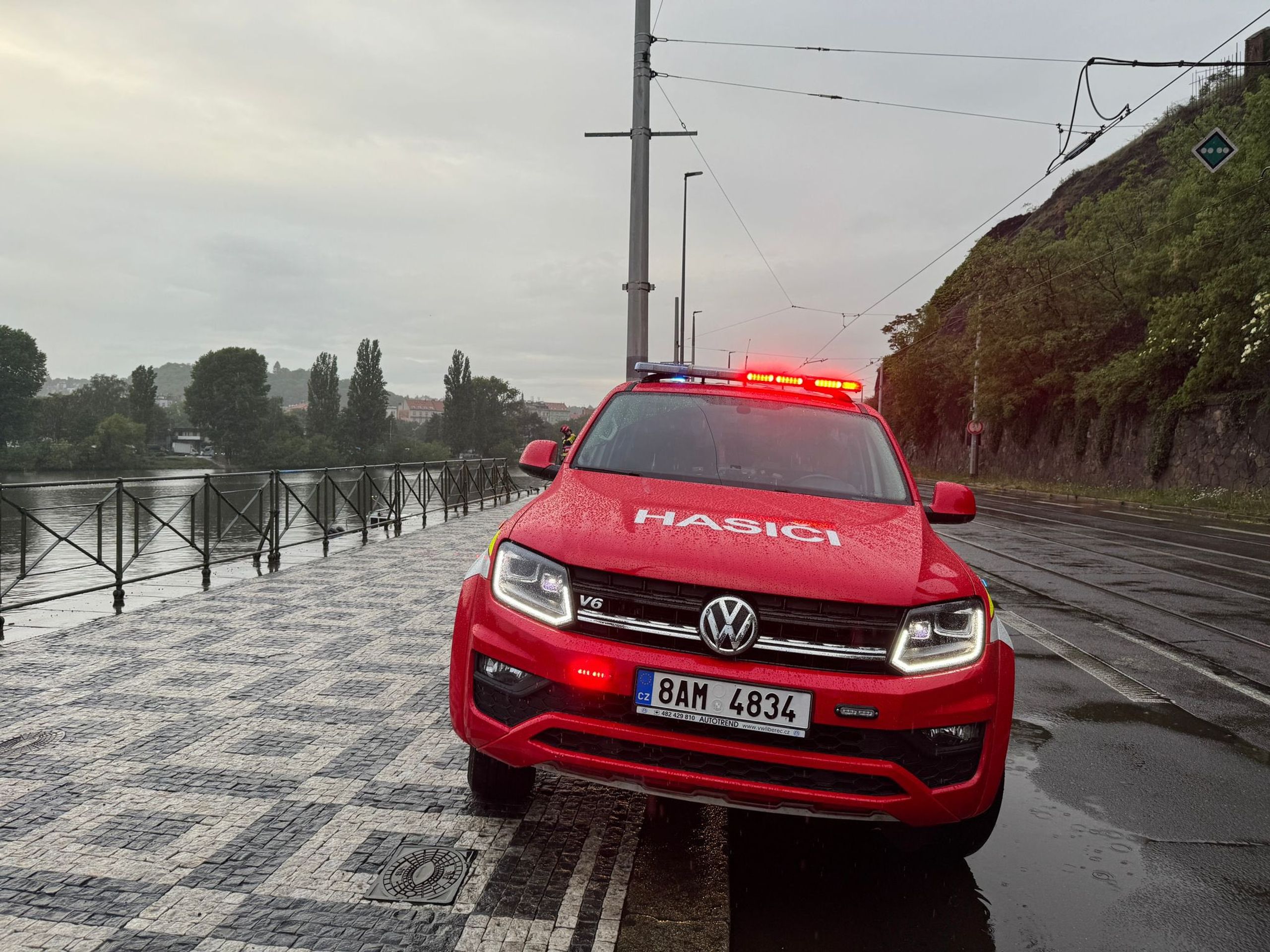 Auto ve Vltavě - Auto ve Vltavě (7/10)